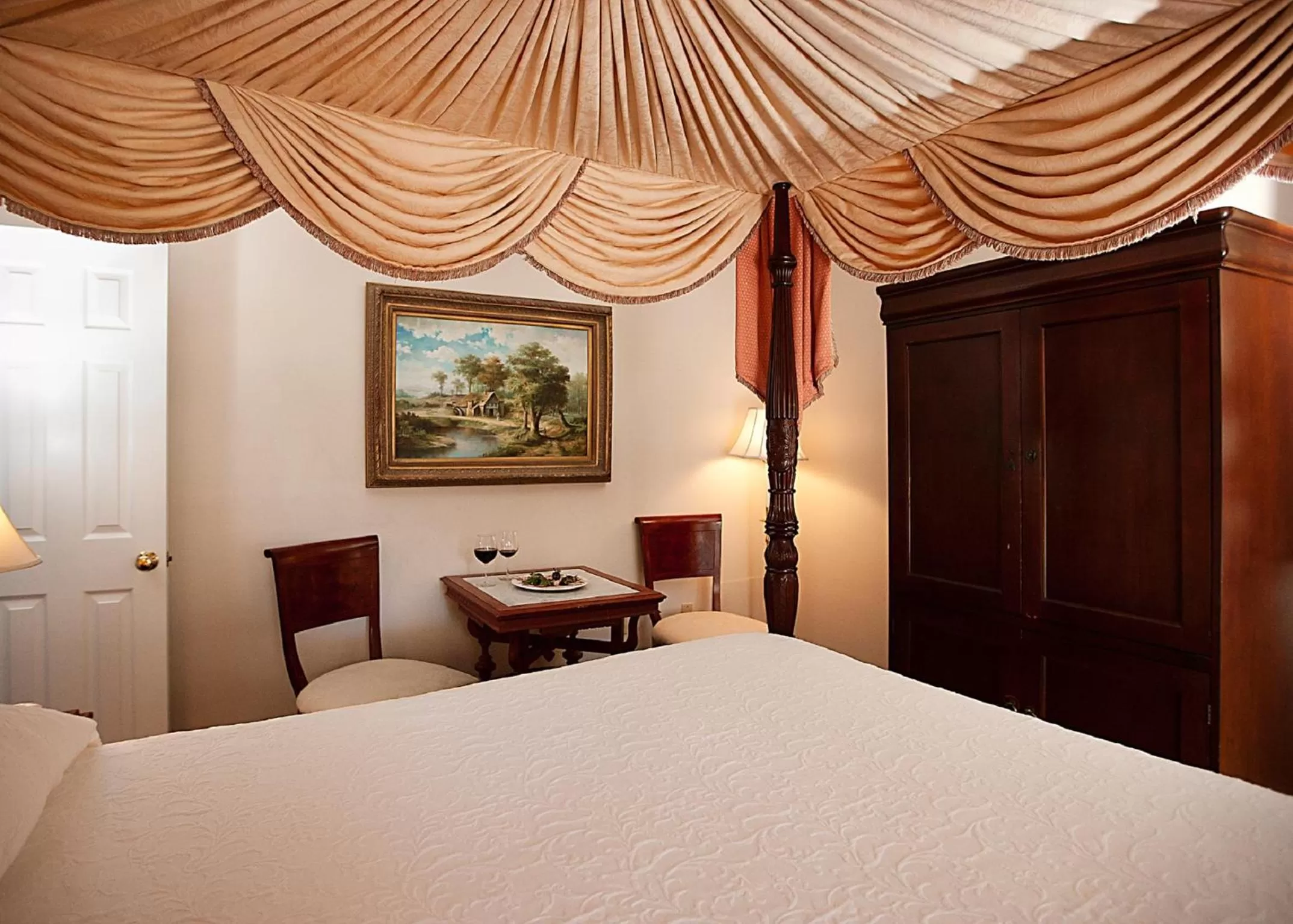 Bedroom, Bed in Monmouth Historic Inn