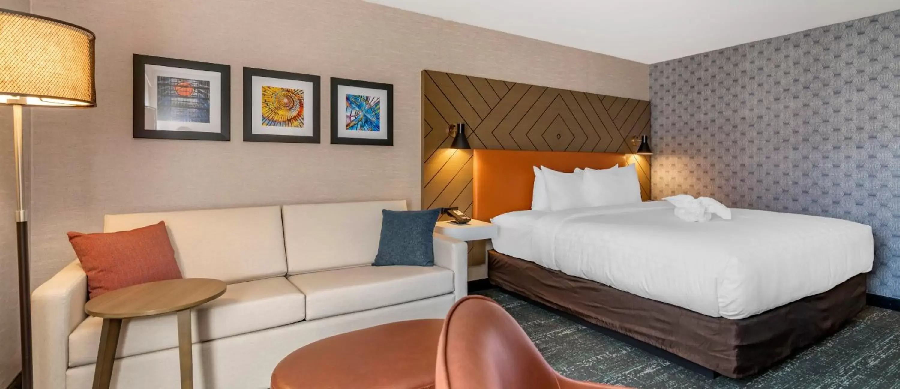 Bed in Clarion Inn Bed in Clarion Inn