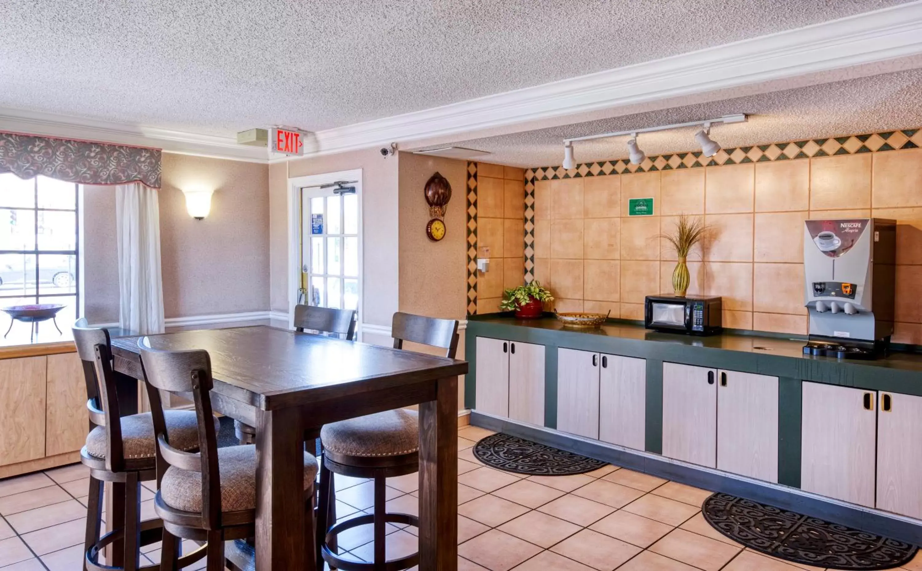 Dining area, Kitchen/Kitchenette in San Mateo Inn