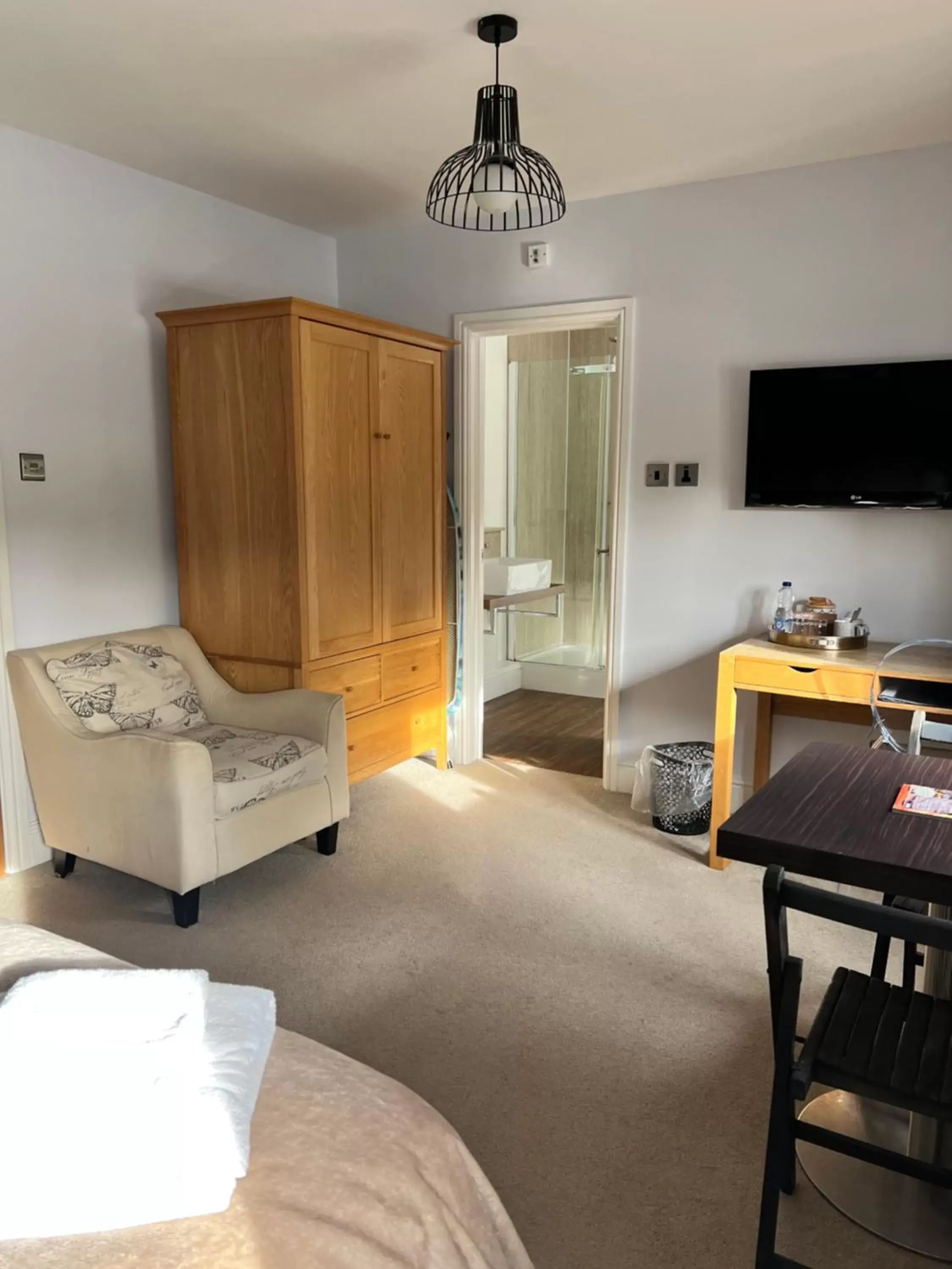 Seating area, TV/Entertainment Center in The Gower Hotel