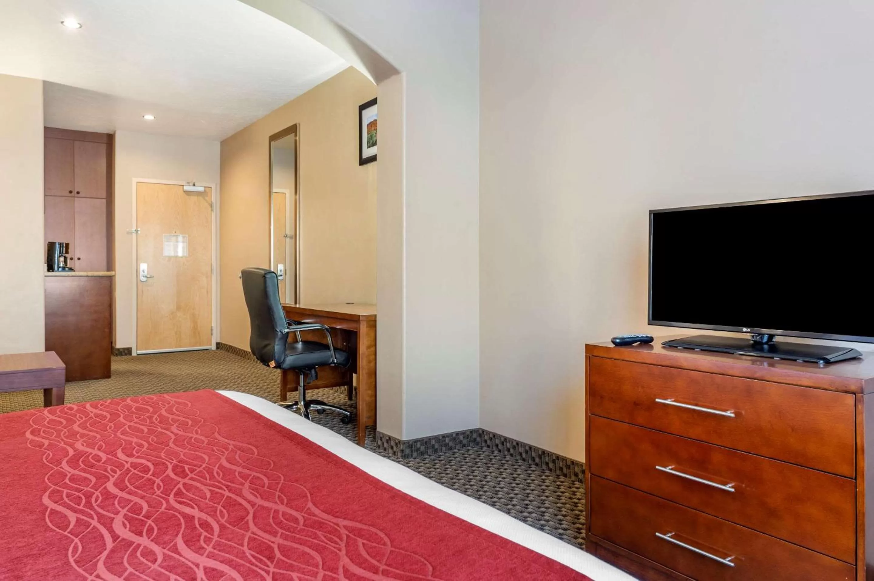 Photo of the whole room, TV/Entertainment Center in Comfort Inn at Convention Center Saint George