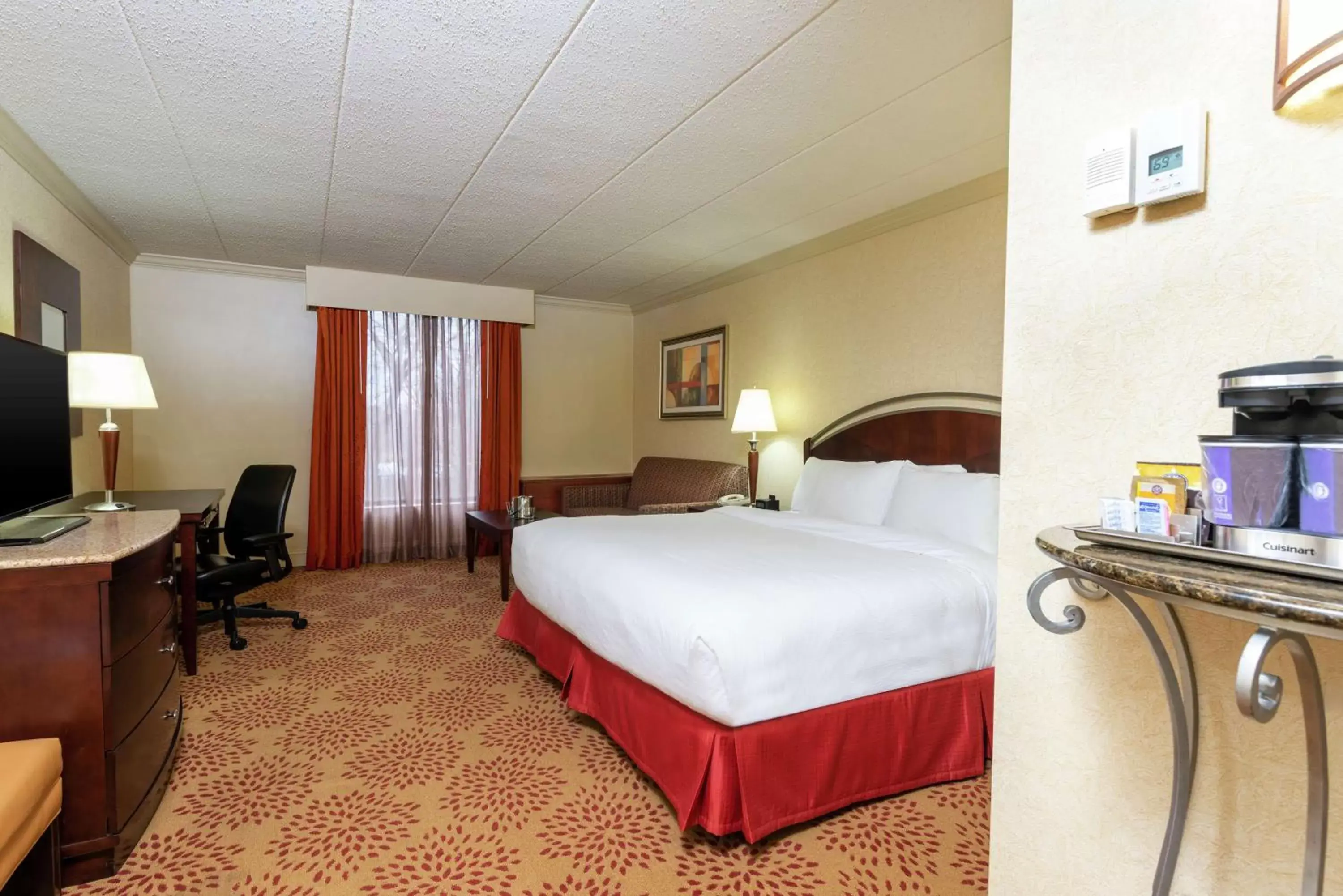 Bed in DoubleTree by Hilton Hotel Grand Rapids Airport Bed in DoubleTree by Hilton Hotel Grand Rapids Airport