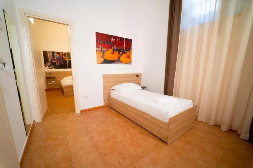 Bed in Ballaro' Hotel - Budget Room