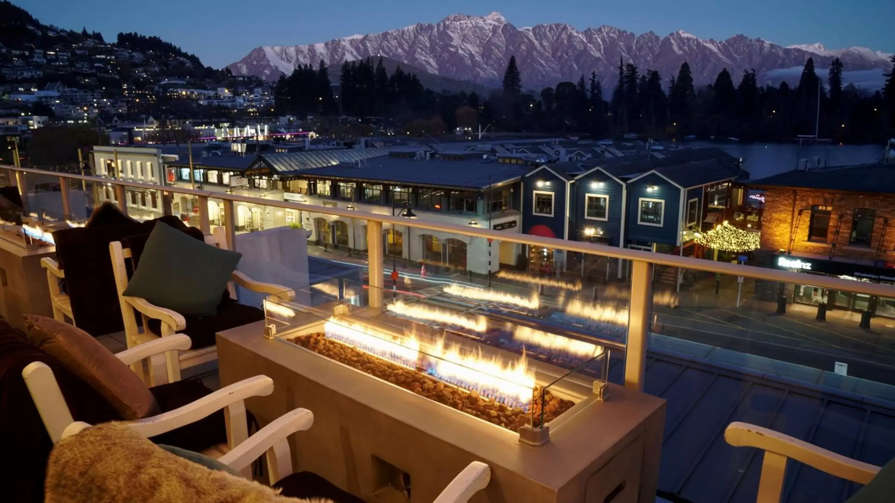 Lounge or bar in Crowne Plaza Queenstown, an IHG Hotel
