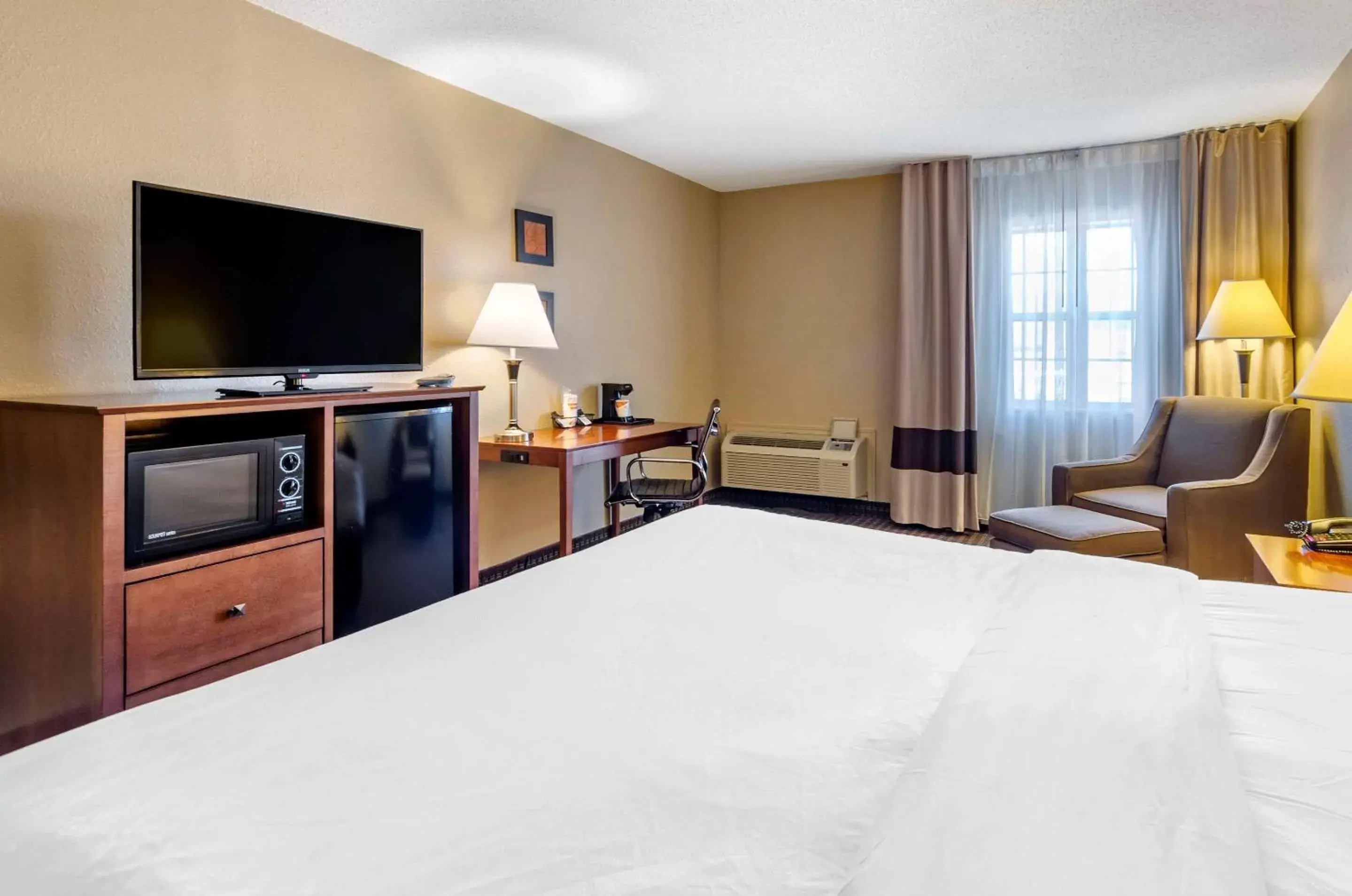 Photo of the whole room, Bed in Comfort Inn & Suites Raphine - Lexington near I-81 and I-64