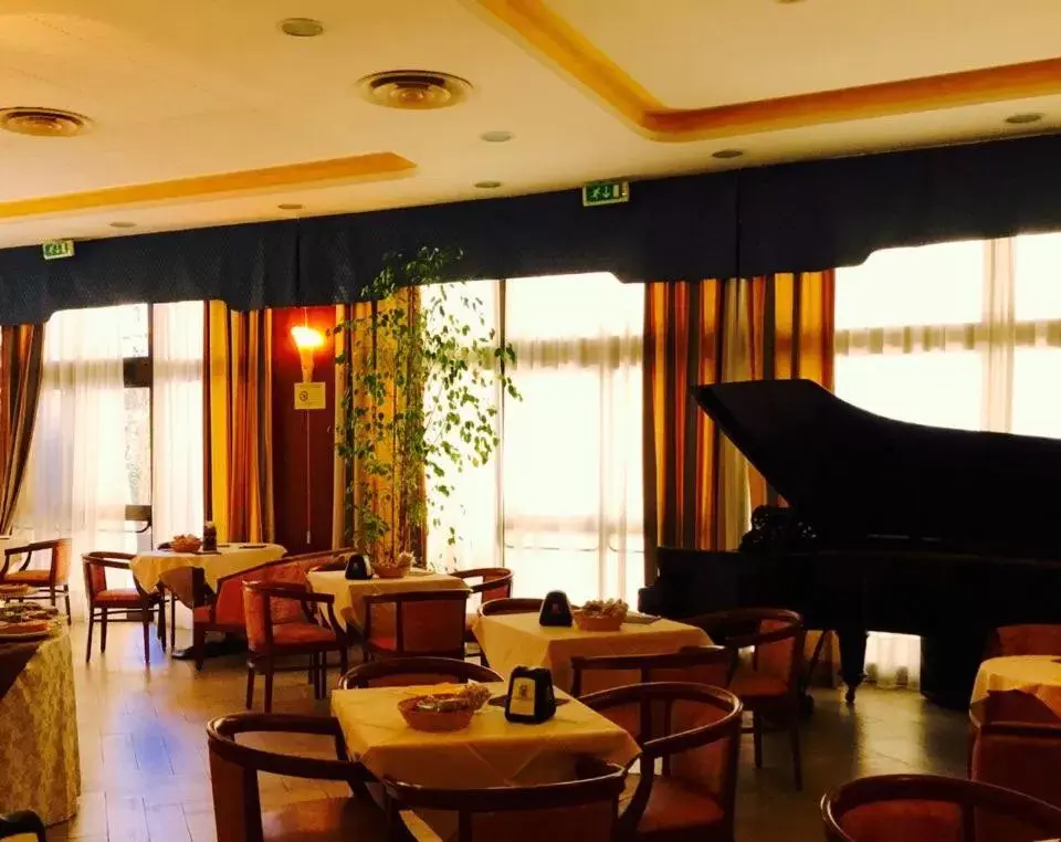 Restaurant/Places to Eat in Hotel Grazia Deledda