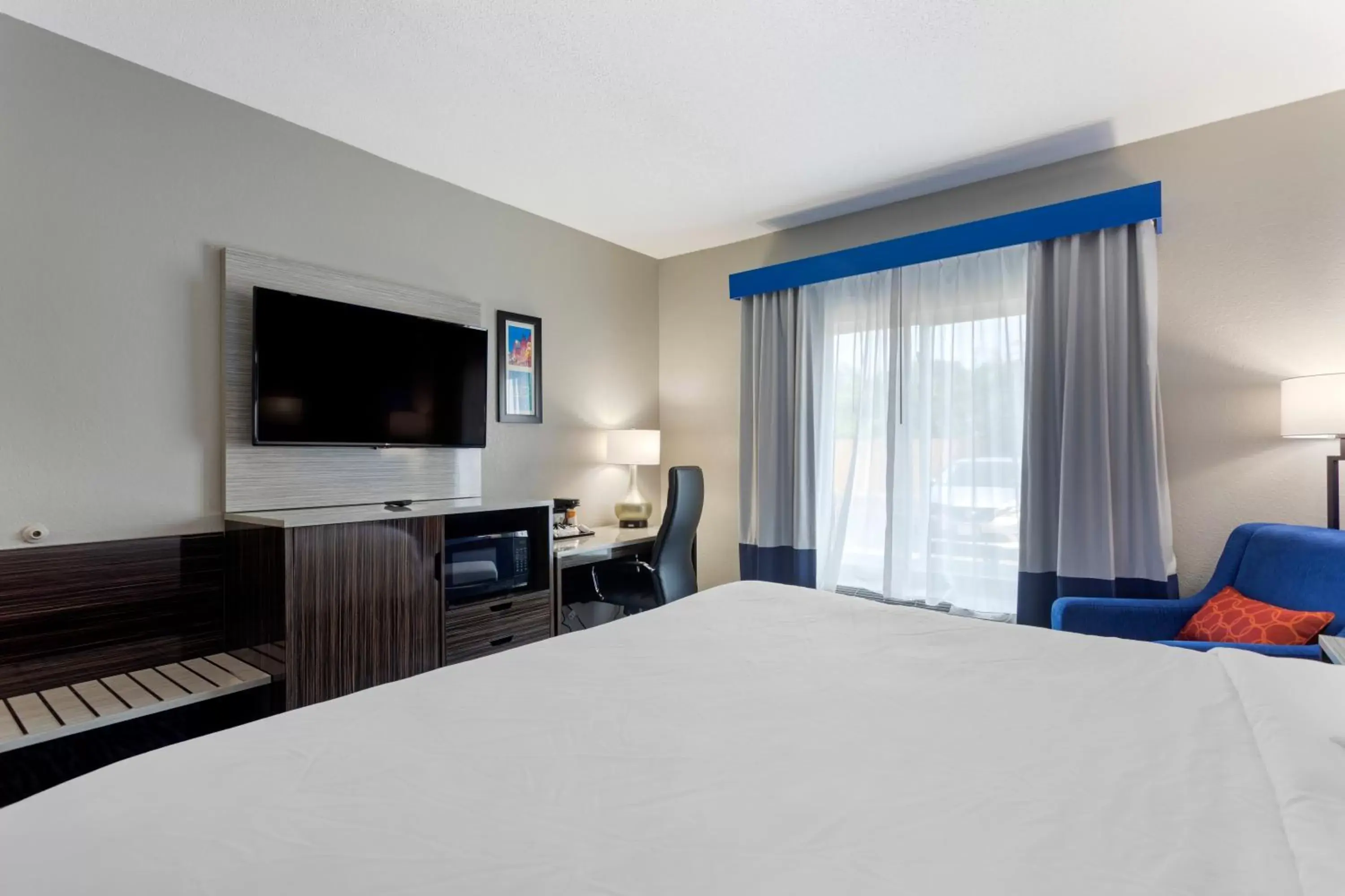 Photo of the whole room, Bed in Comfort Inn & Suites