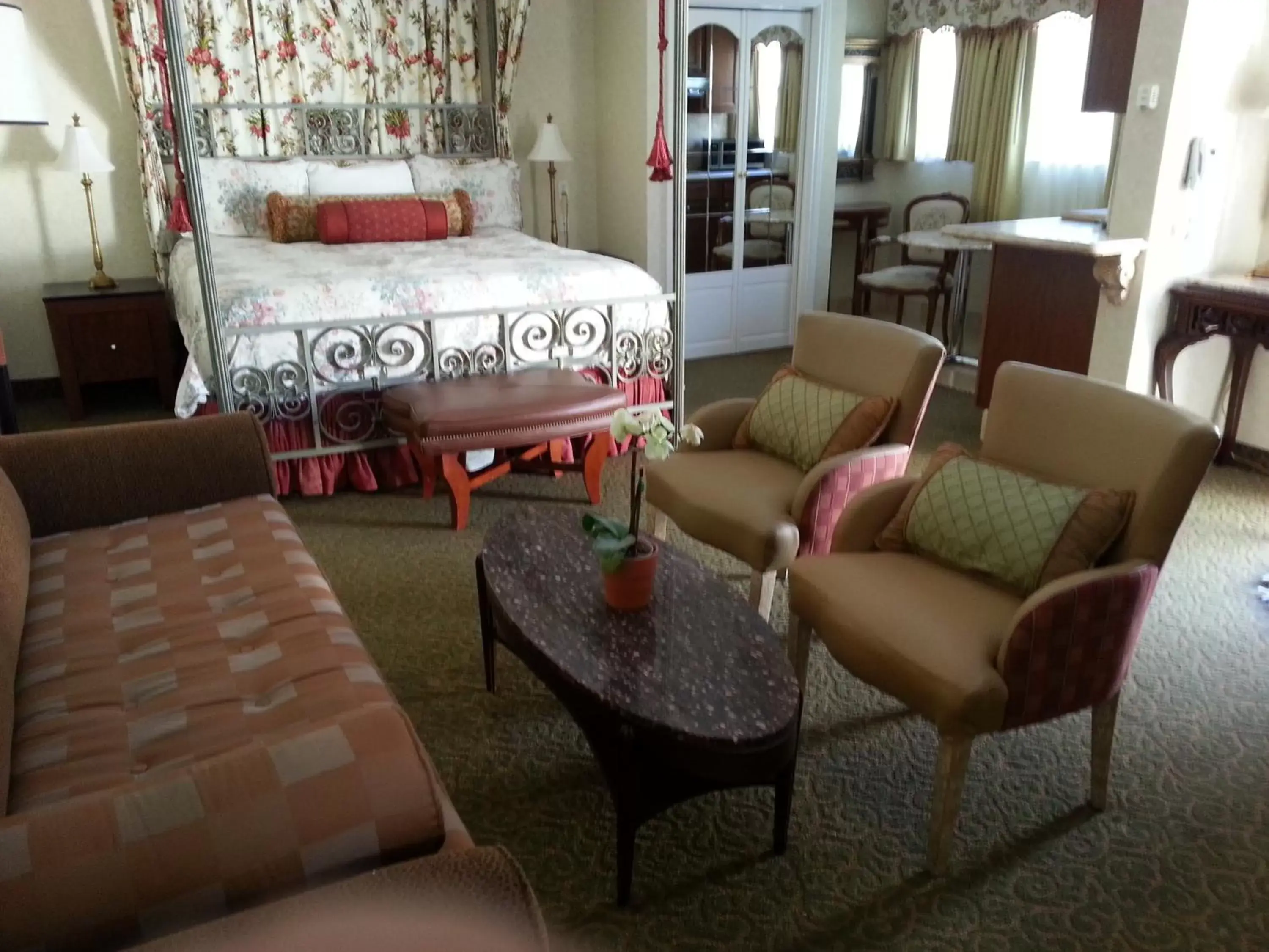 Bed in The Vendange Carmel Inn & Suites