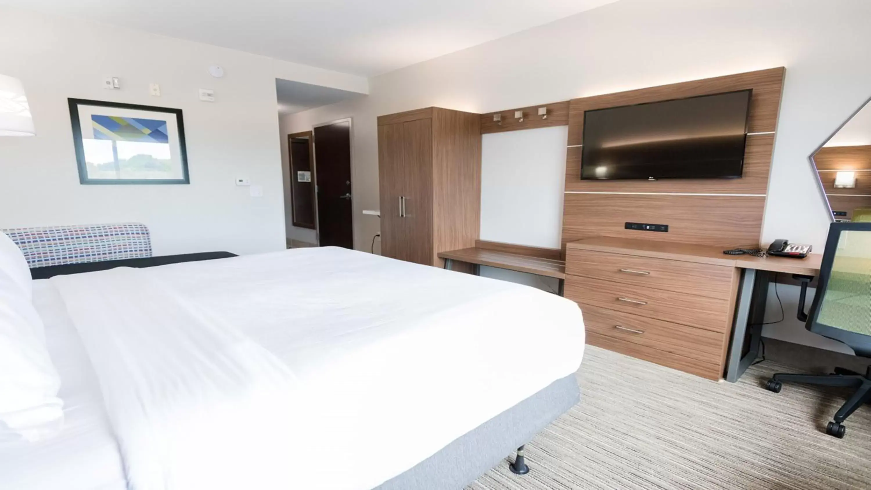 Standard King Room in Holiday Inn Express & Suites Lexington North West-The Vineyard by IHG Standard King Room in Holiday Inn Express & Suites Lexington North West-The Vineyard by IHG