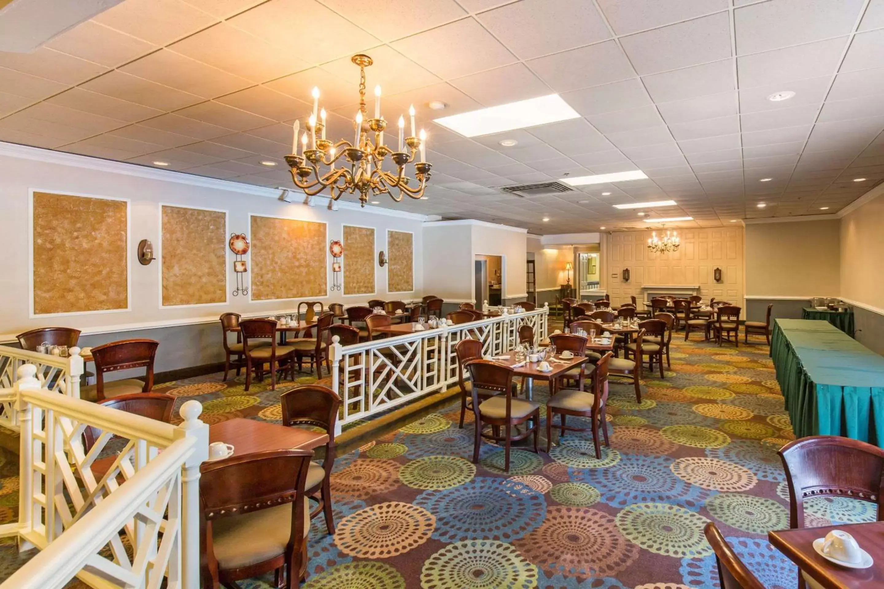 Restaurant/Places to Eat in Clarion Hotel Williamsburg I-64