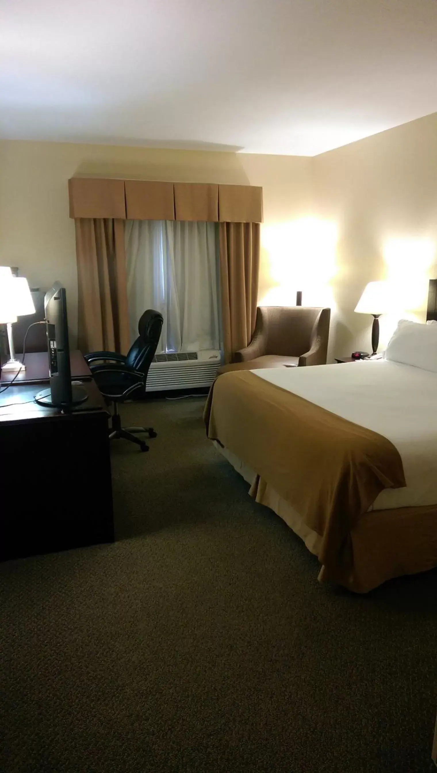 Photo of the whole room, Bed in Holiday Inn Express Hotel & Suites Athens, an IHG Hotel