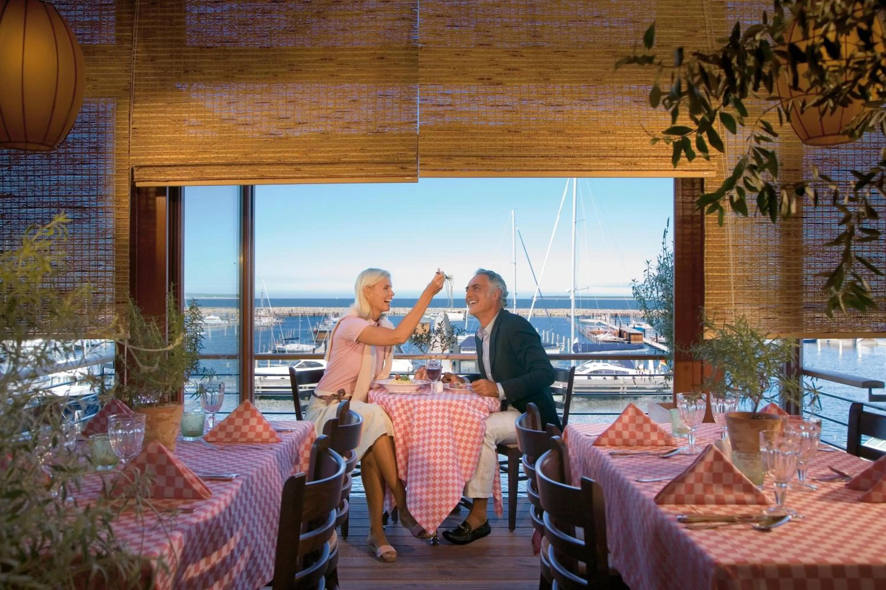 Restaurant/places to eat in Yachthafenresidenz Hohe Düne