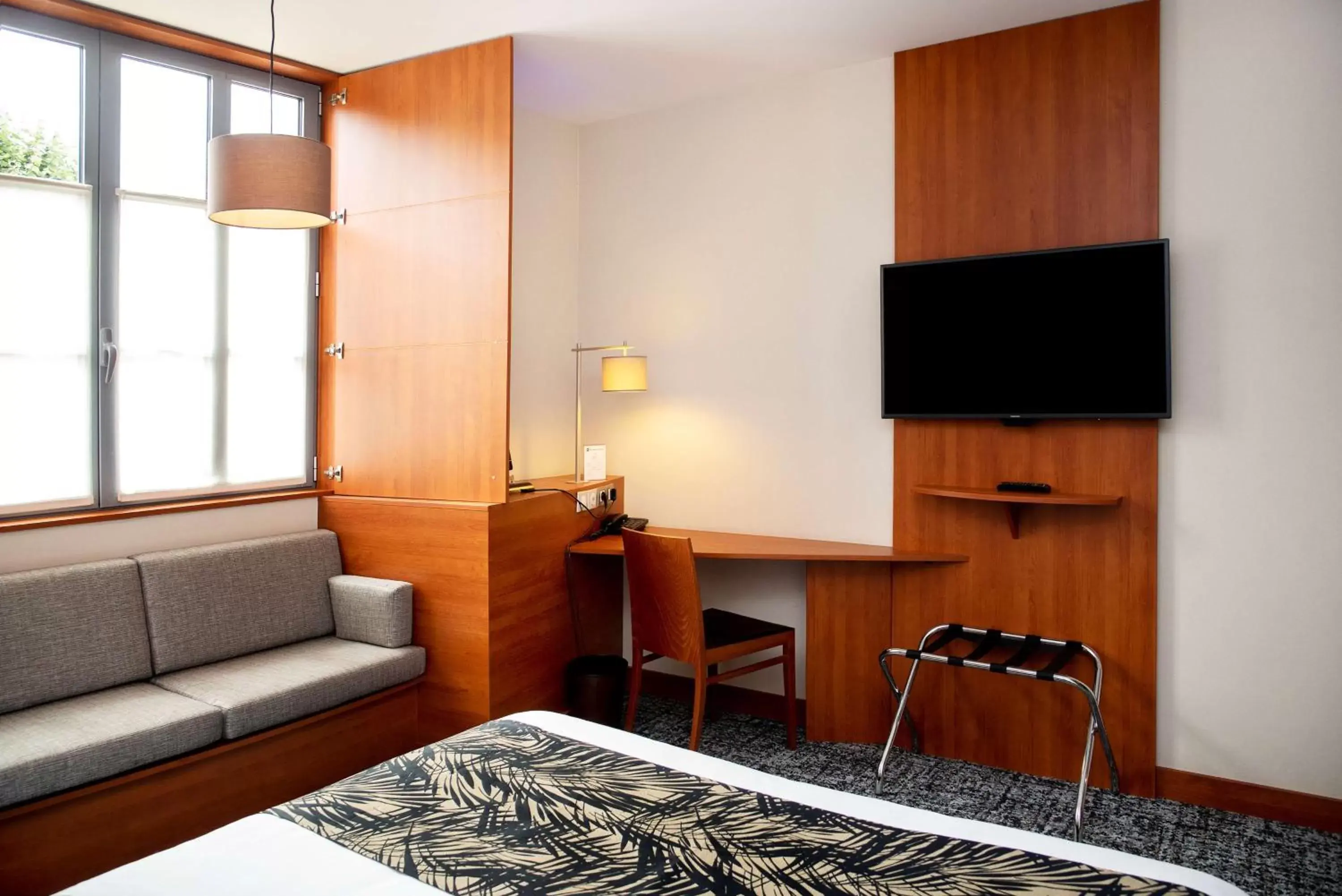 TV and multimedia, Bed in Best Western Plus Hôtel Colbert TV and multimedia, Bed in Best Western Plus Hôtel Colbert