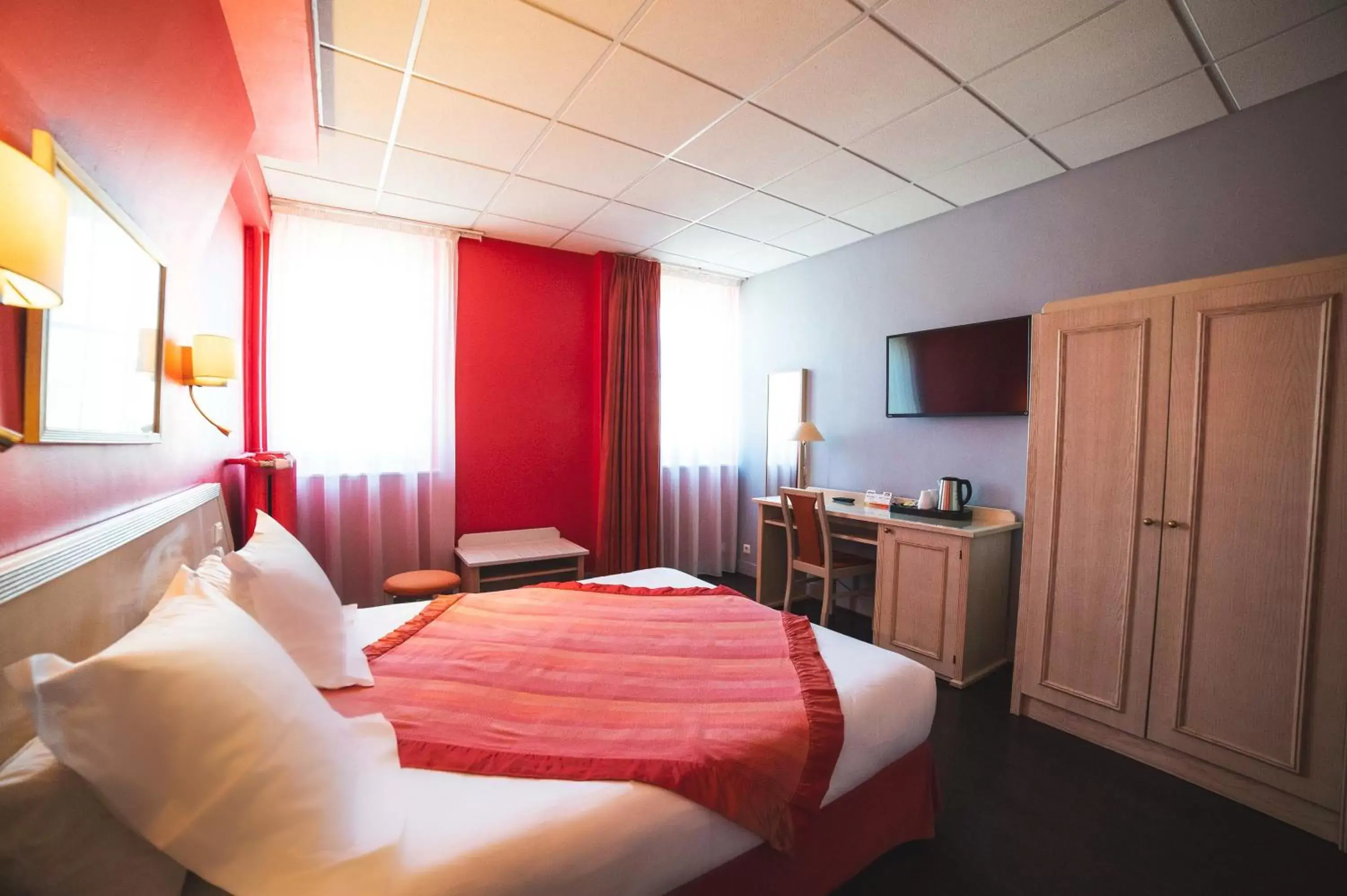 Photo of the whole room, Bed in Logis Hotel Darcy Dijon Centre