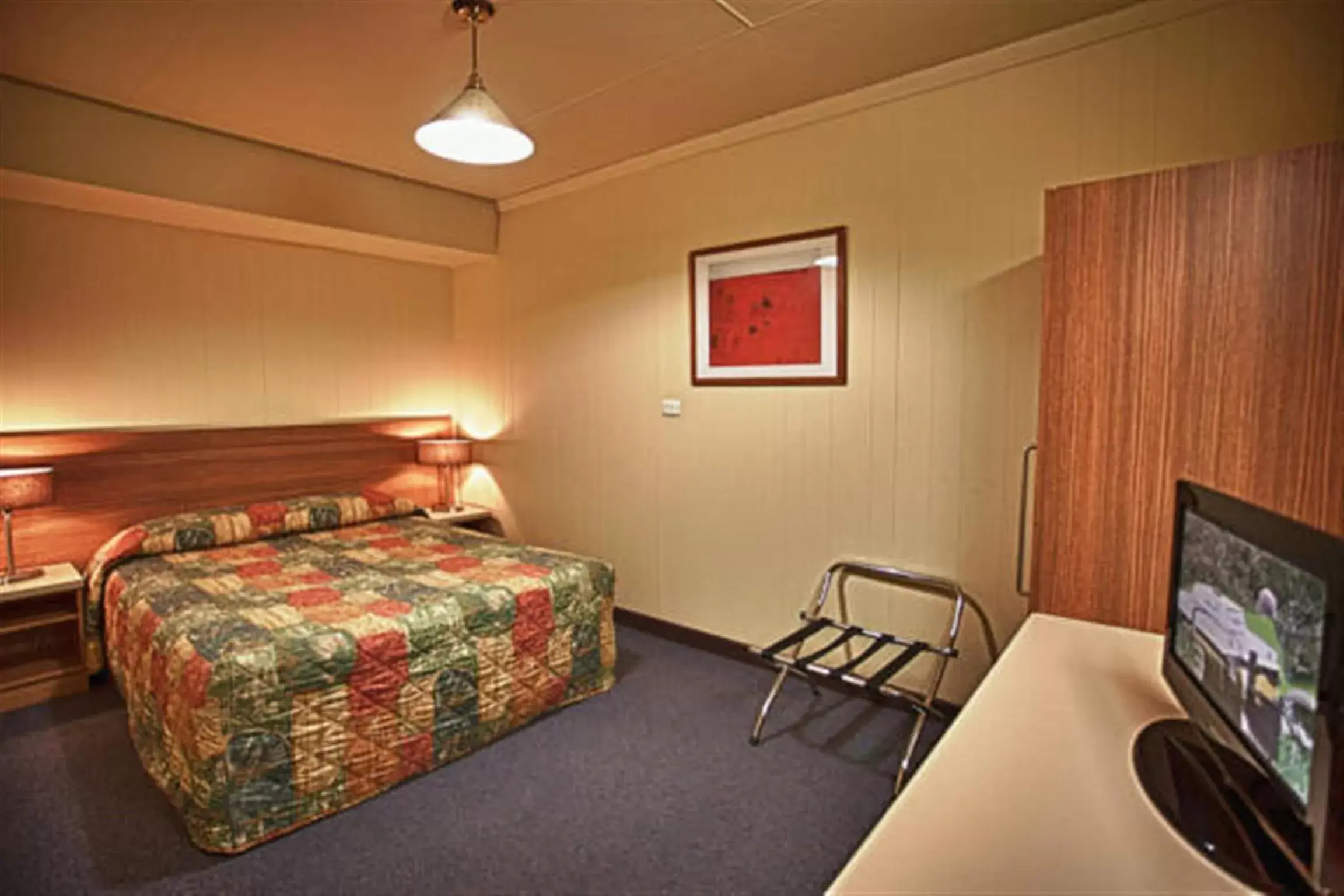 Shower, Bed in Opal Inn Hotel, Motel, Caravan Park