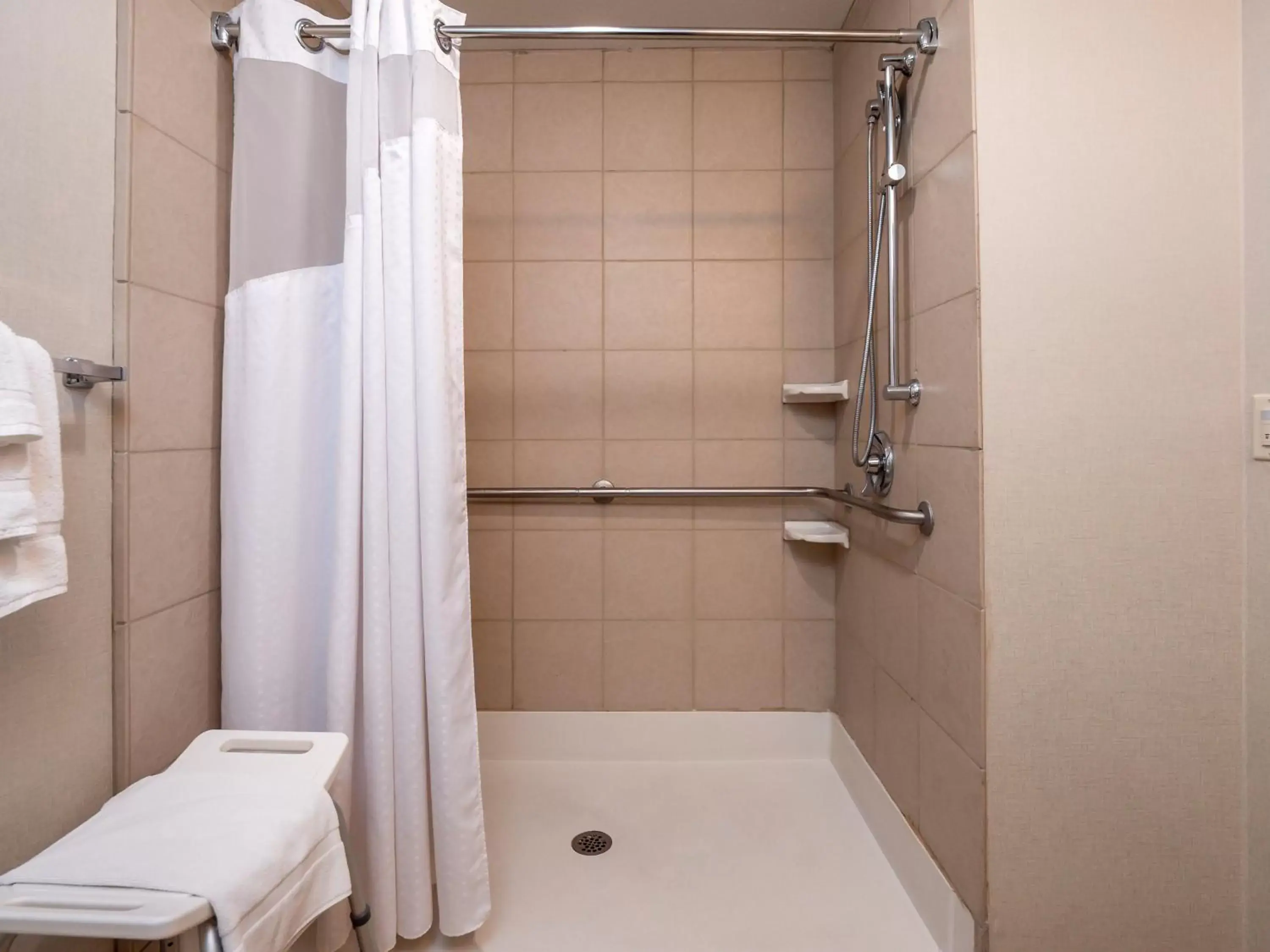 Photo of the whole room, Bathroom in Holiday Inn Conference Center Marshfield, an IHG Hotel