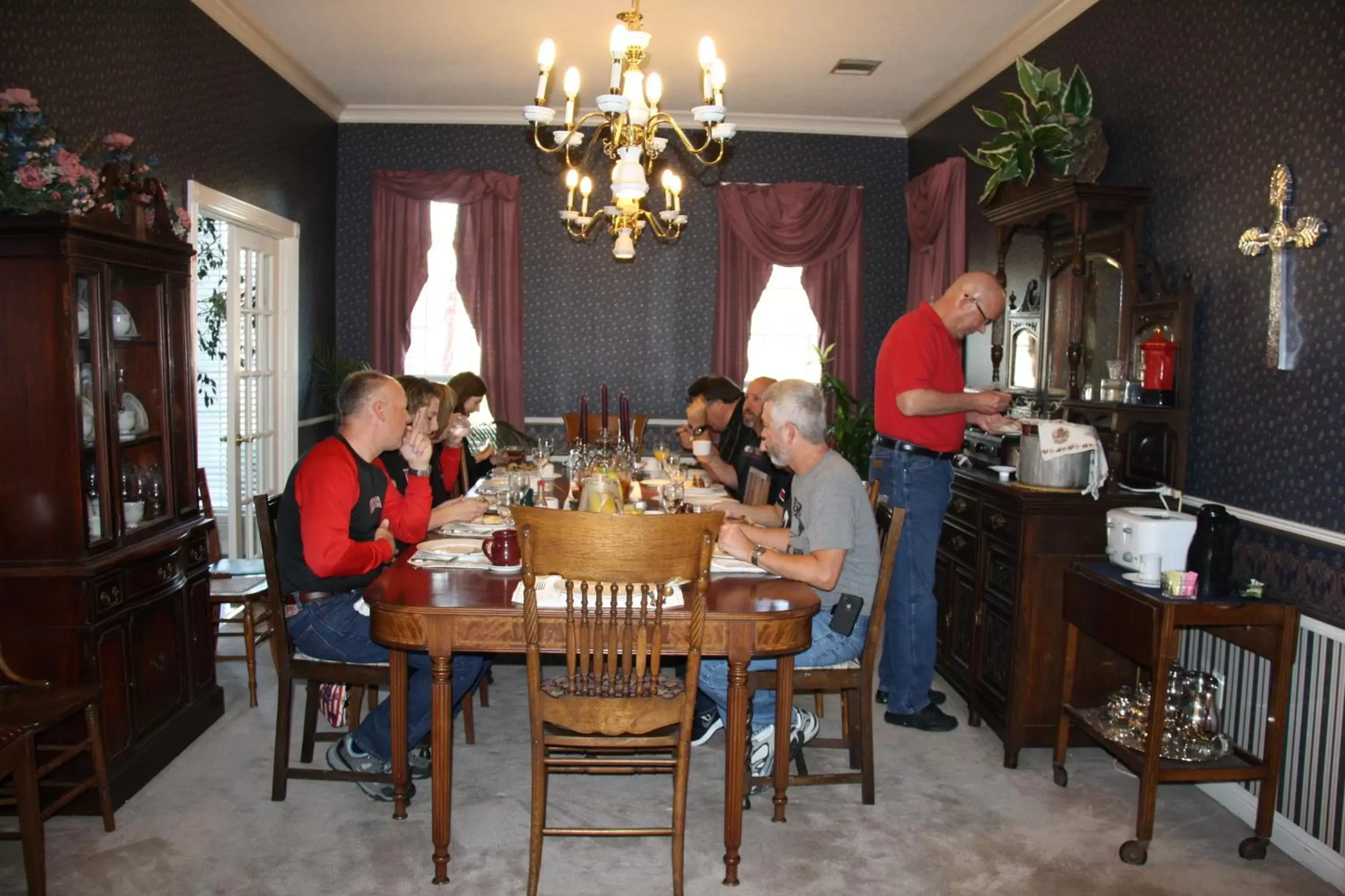 group of guests, Restaurant/Places to Eat in Woodrow House Bed & Breakfast