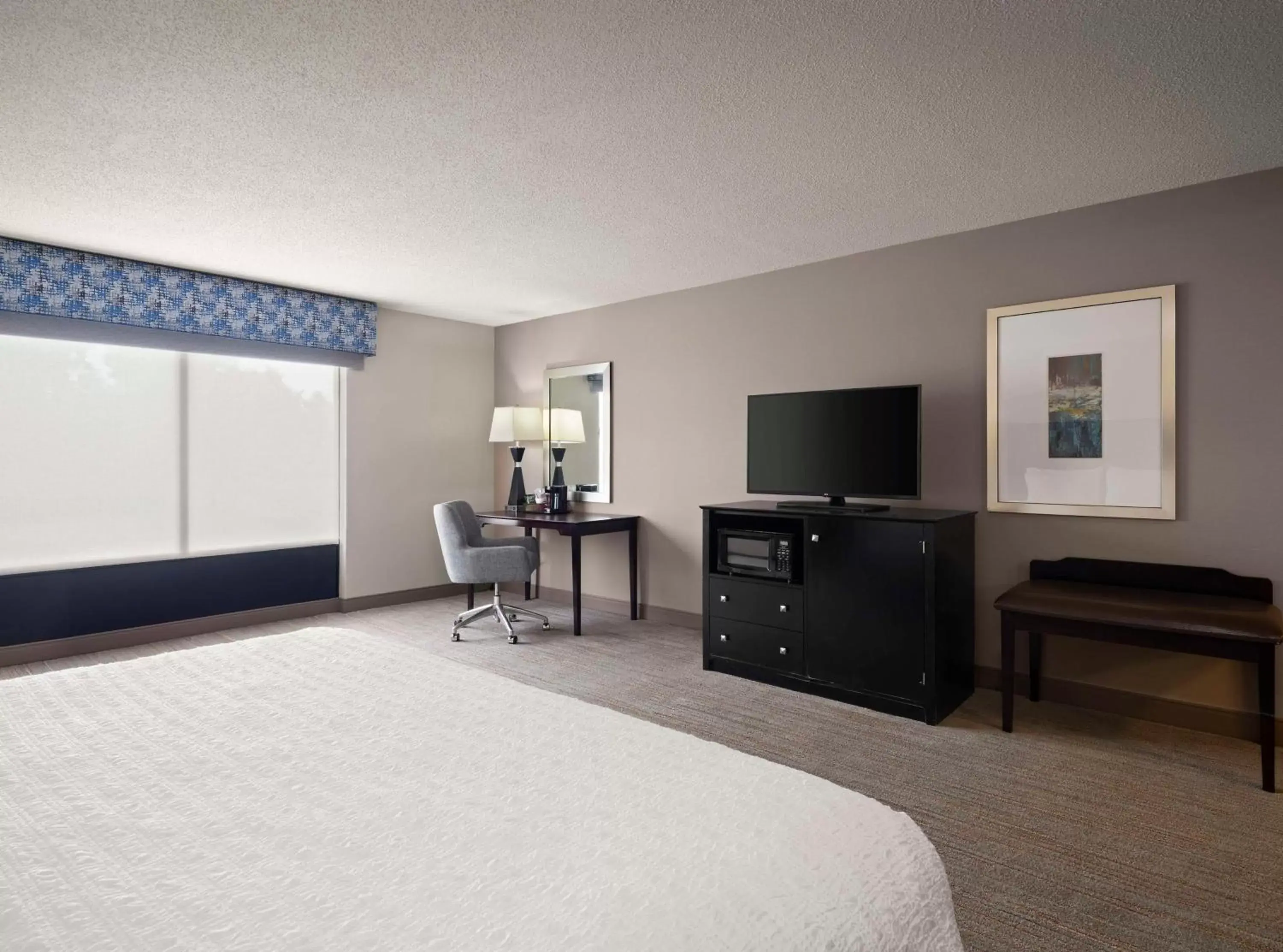 Bedroom, TV/Entertainment Center in Hampton Inn & Suites Arundel Mills/Baltimore
