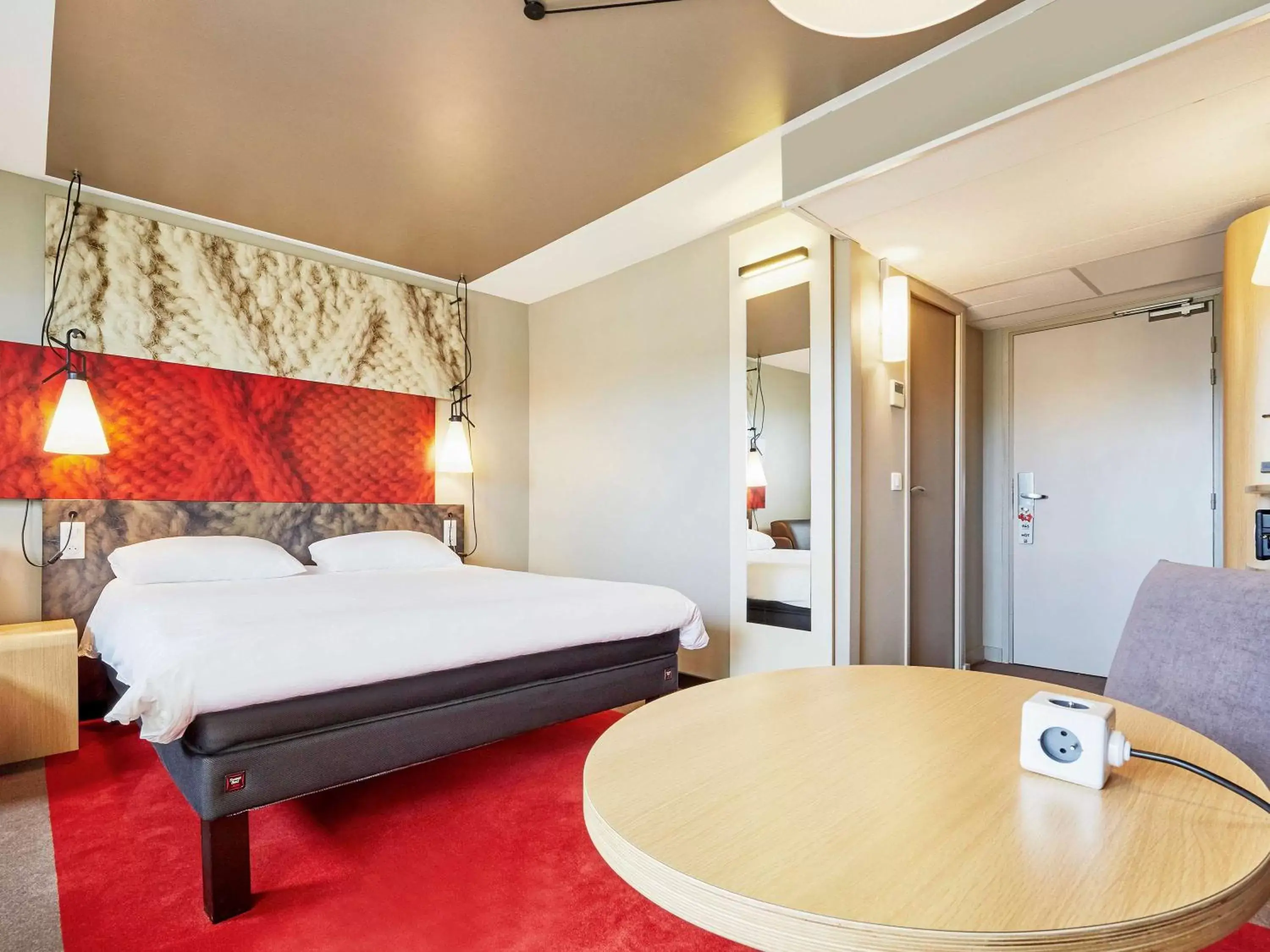 Photo of the whole room, Bed in ibis Deauville Centre