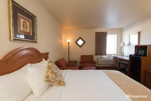 Bed in All American Inn & Suites Branson