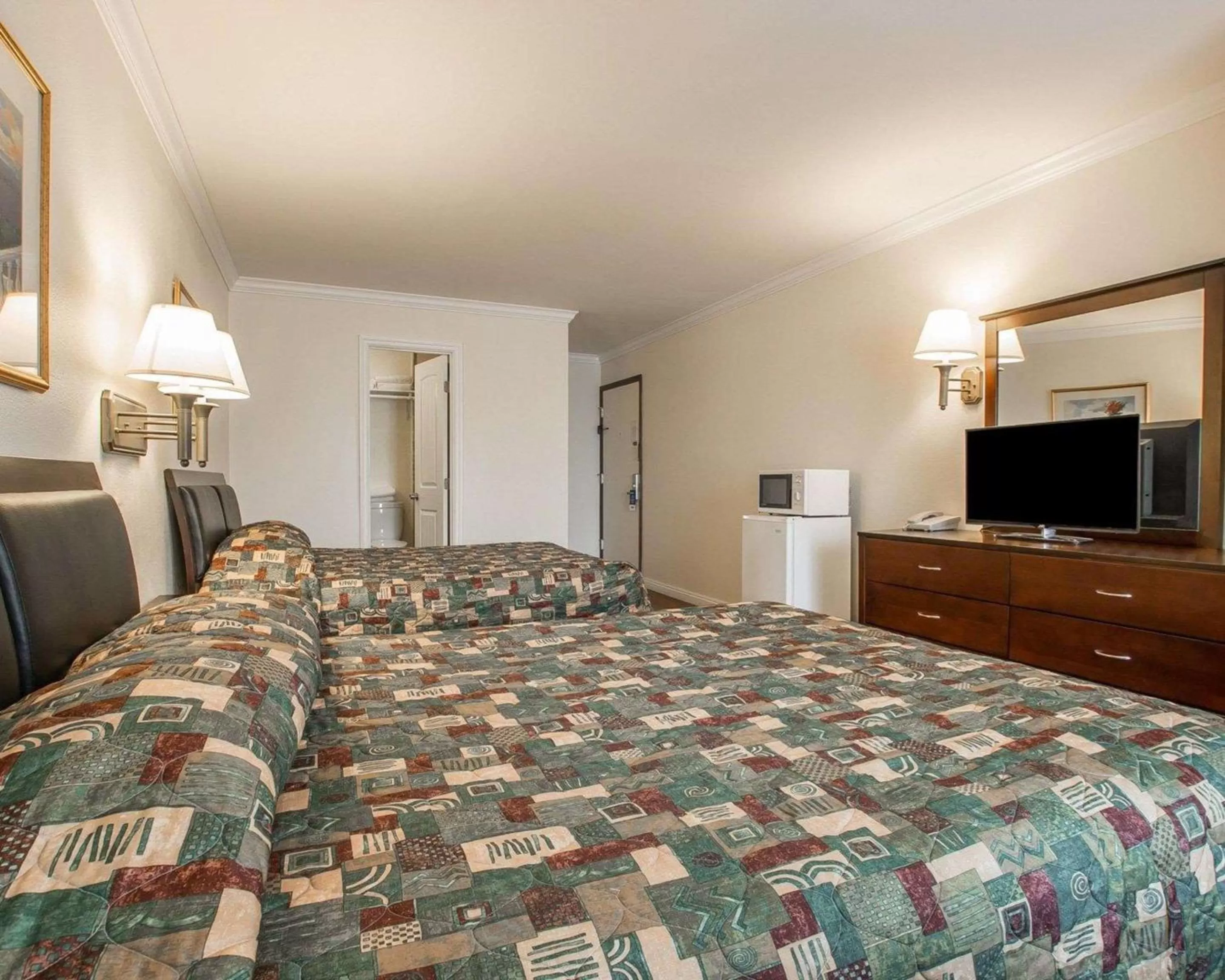 Photo of the whole room, Bed in Palm Inn Hotel near Tyler Mall Riverside