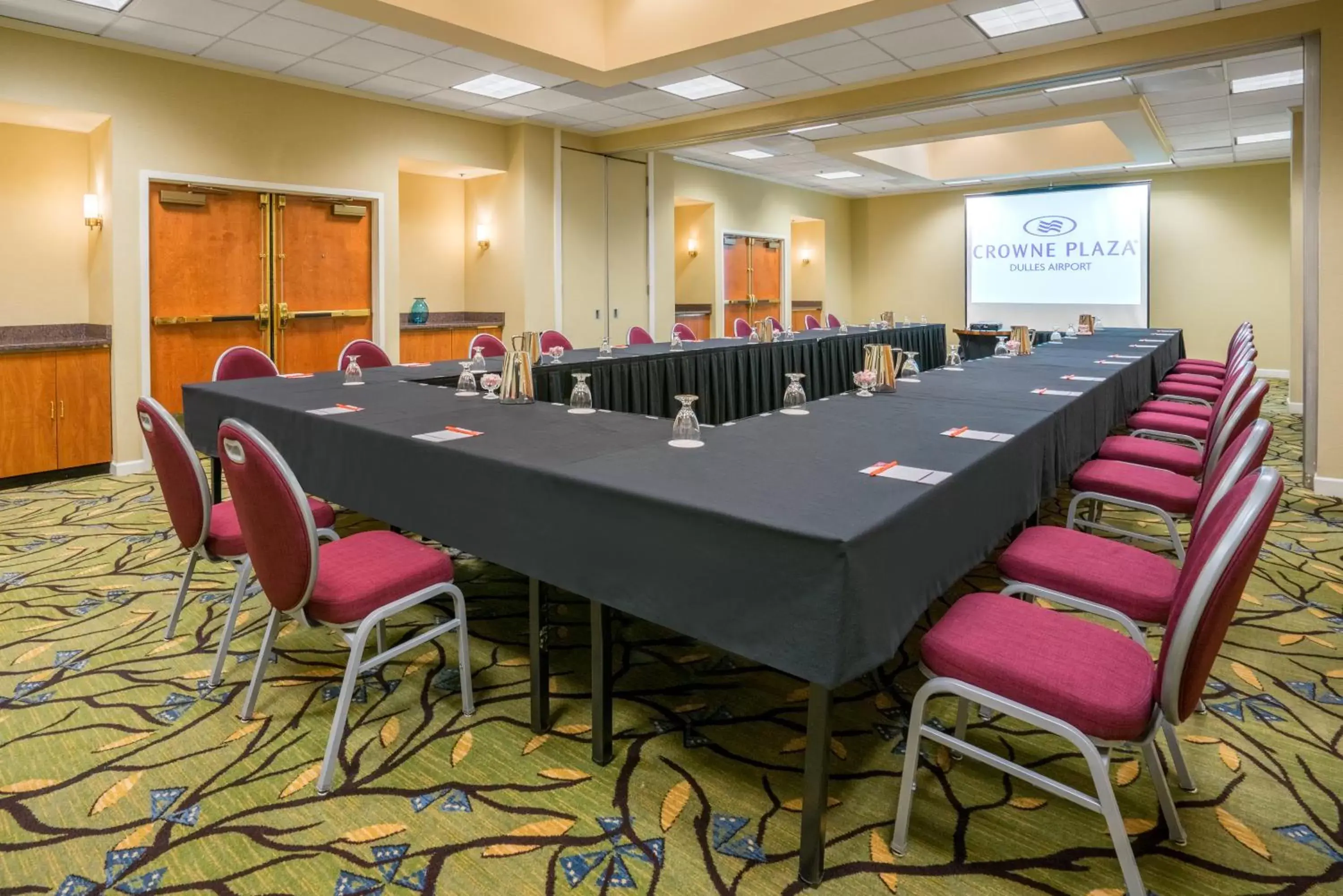 Meeting/conference room in Crowne Plaza Dulles Airport, an IHG Hotel
