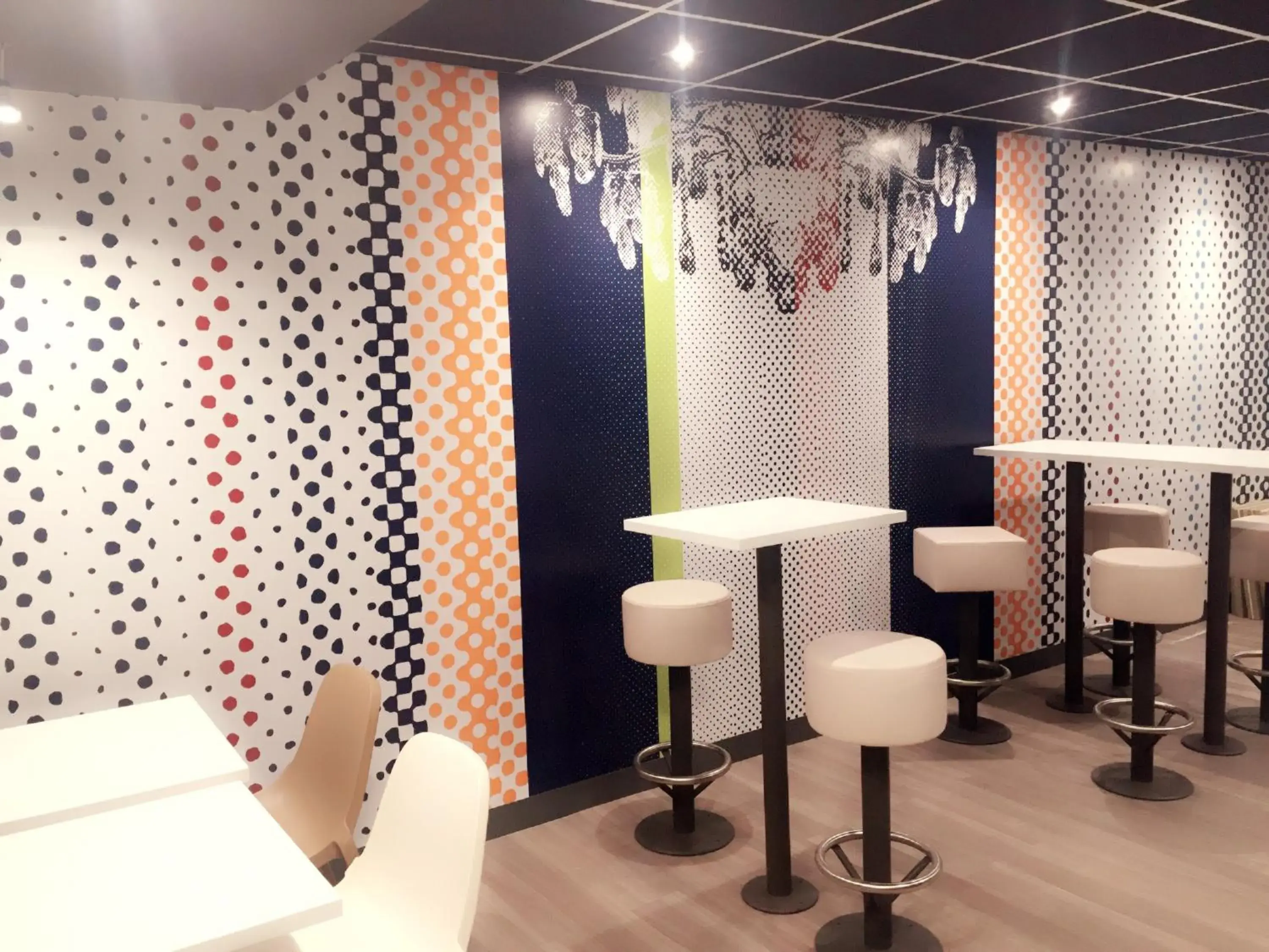 Lounge or bar, Bathroom in ibis budget Grigny Centre