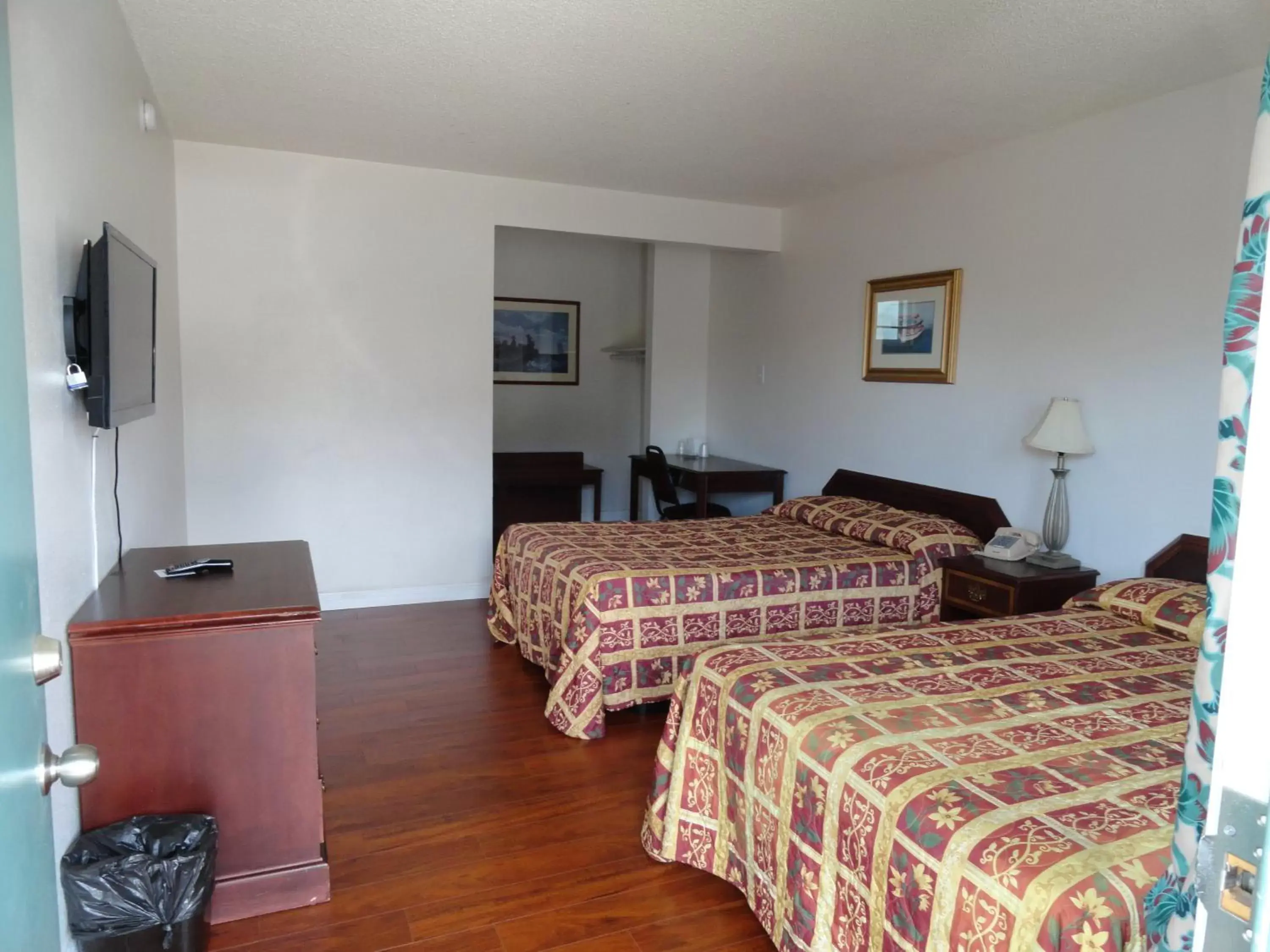 Bedroom, Bed in Travel Inn