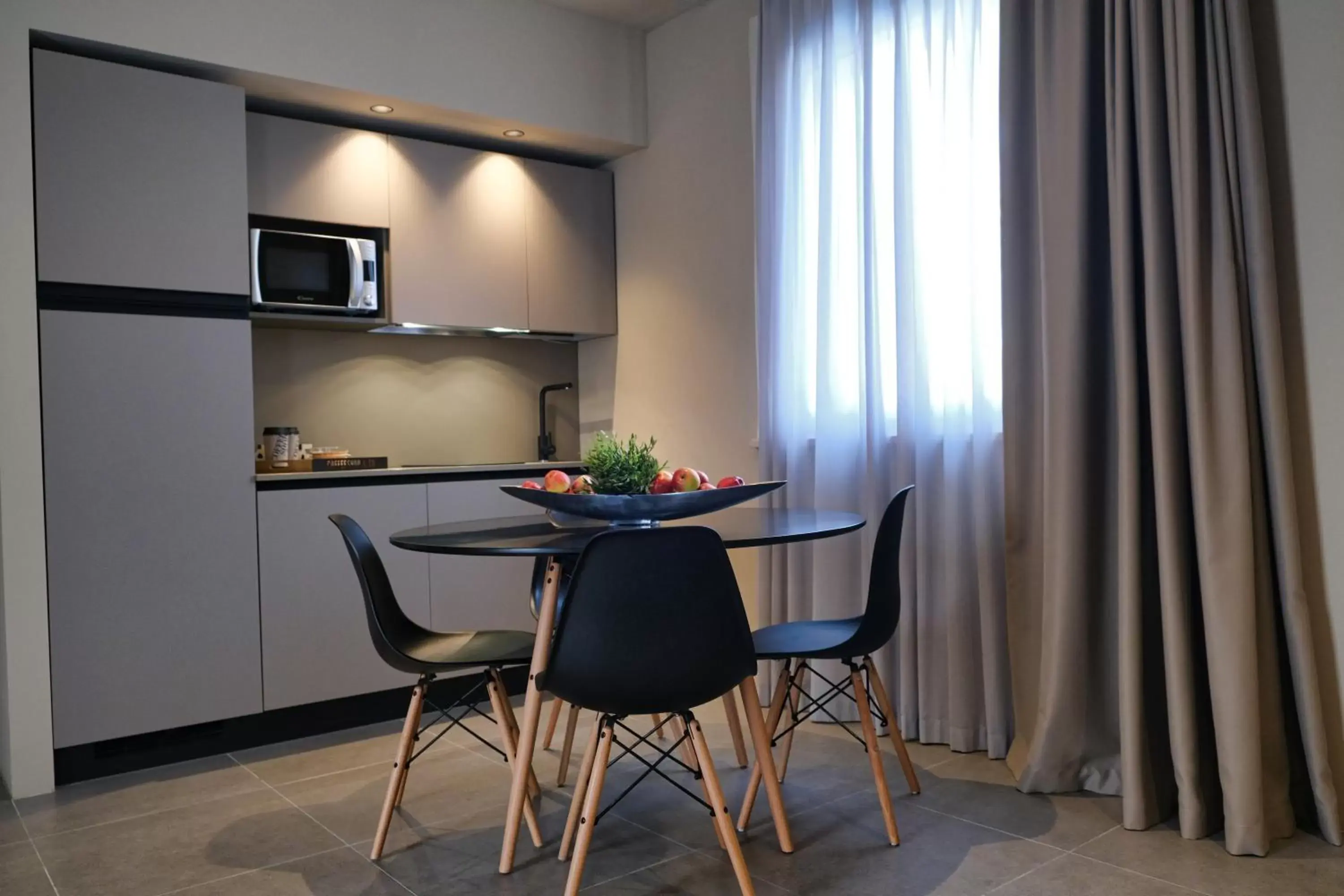 Kitchen or kitchenette, Dining Area in Amare Suite & Apartments