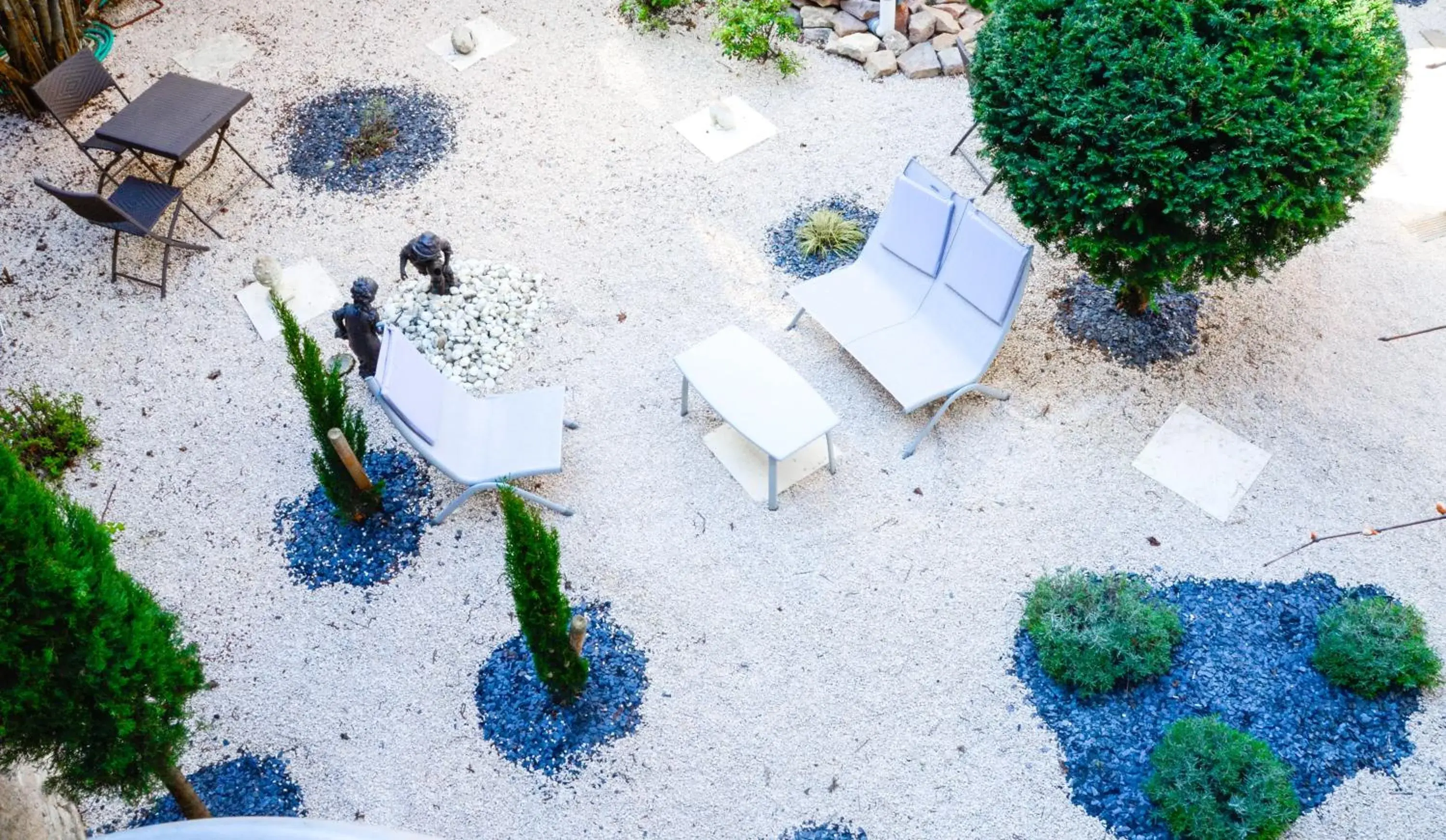 Garden view in A La Villa Boucicaut