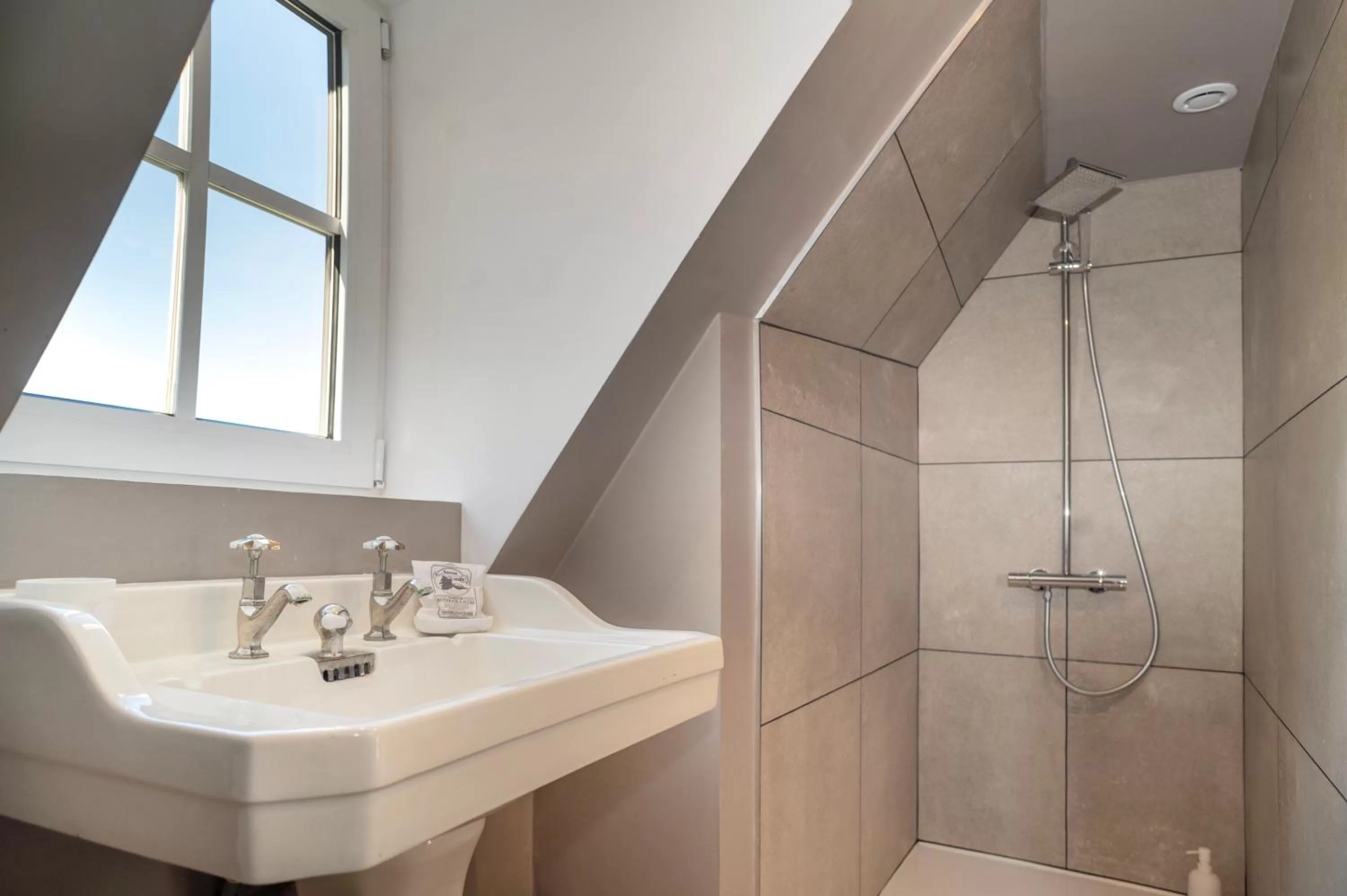 Bathroom in les Myrrhophores et Spa, Chambres d'Hôtes et Gîtes de charme