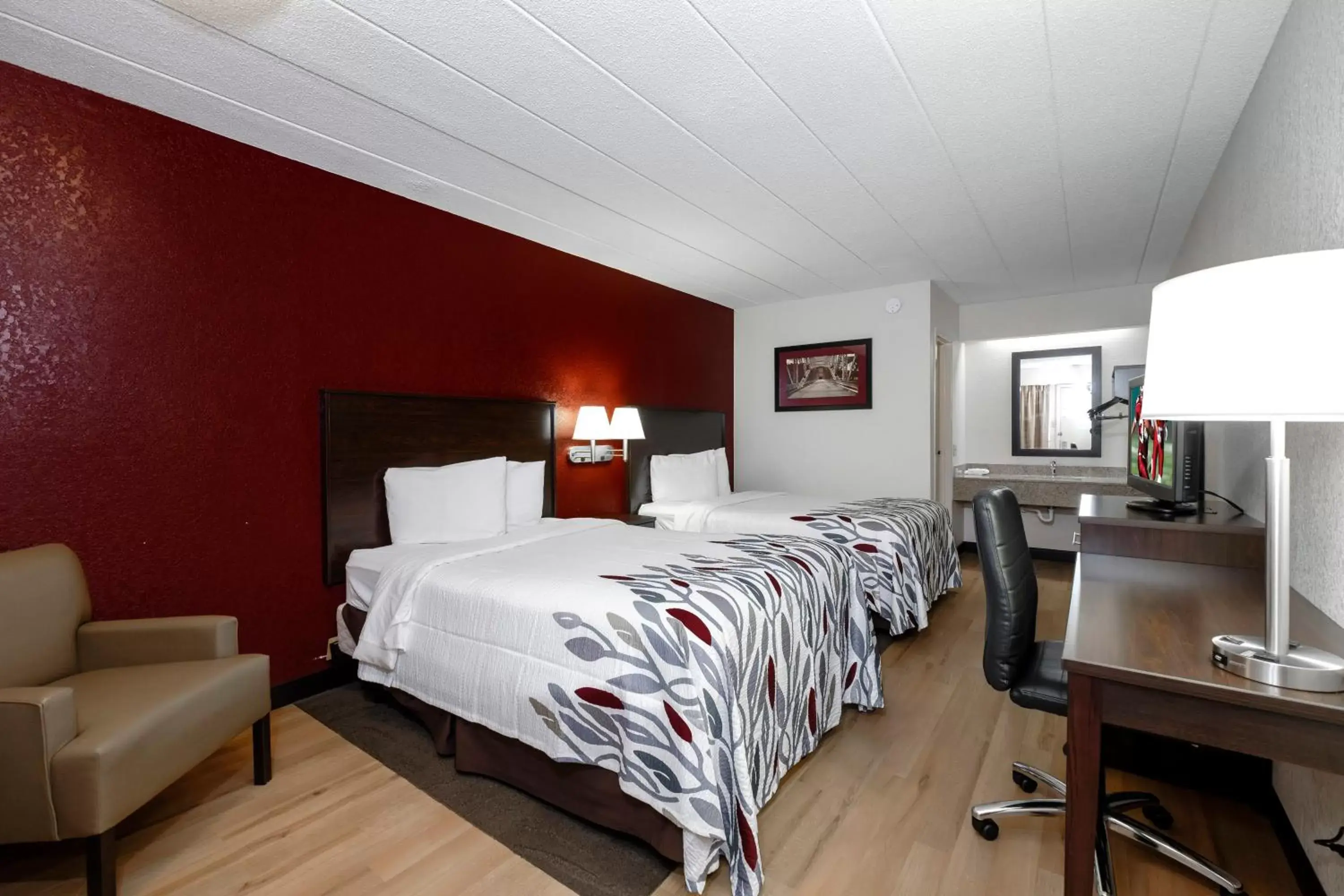 Photo of the whole room, Bed in Red Roof Inn Chicago-OHare Airport Arlington Hts