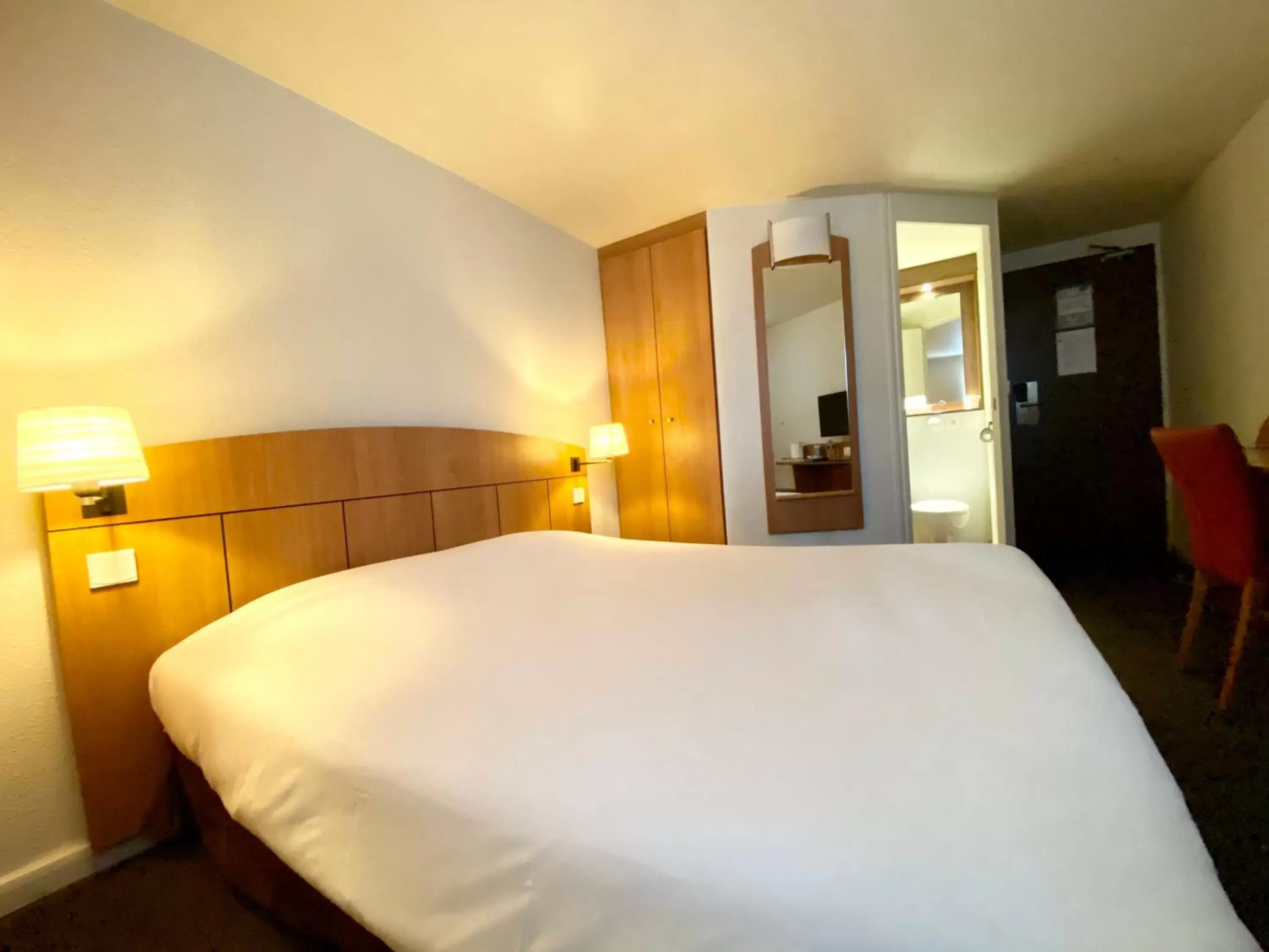 Bedroom, Bed in Kyriad Montargis Amilly