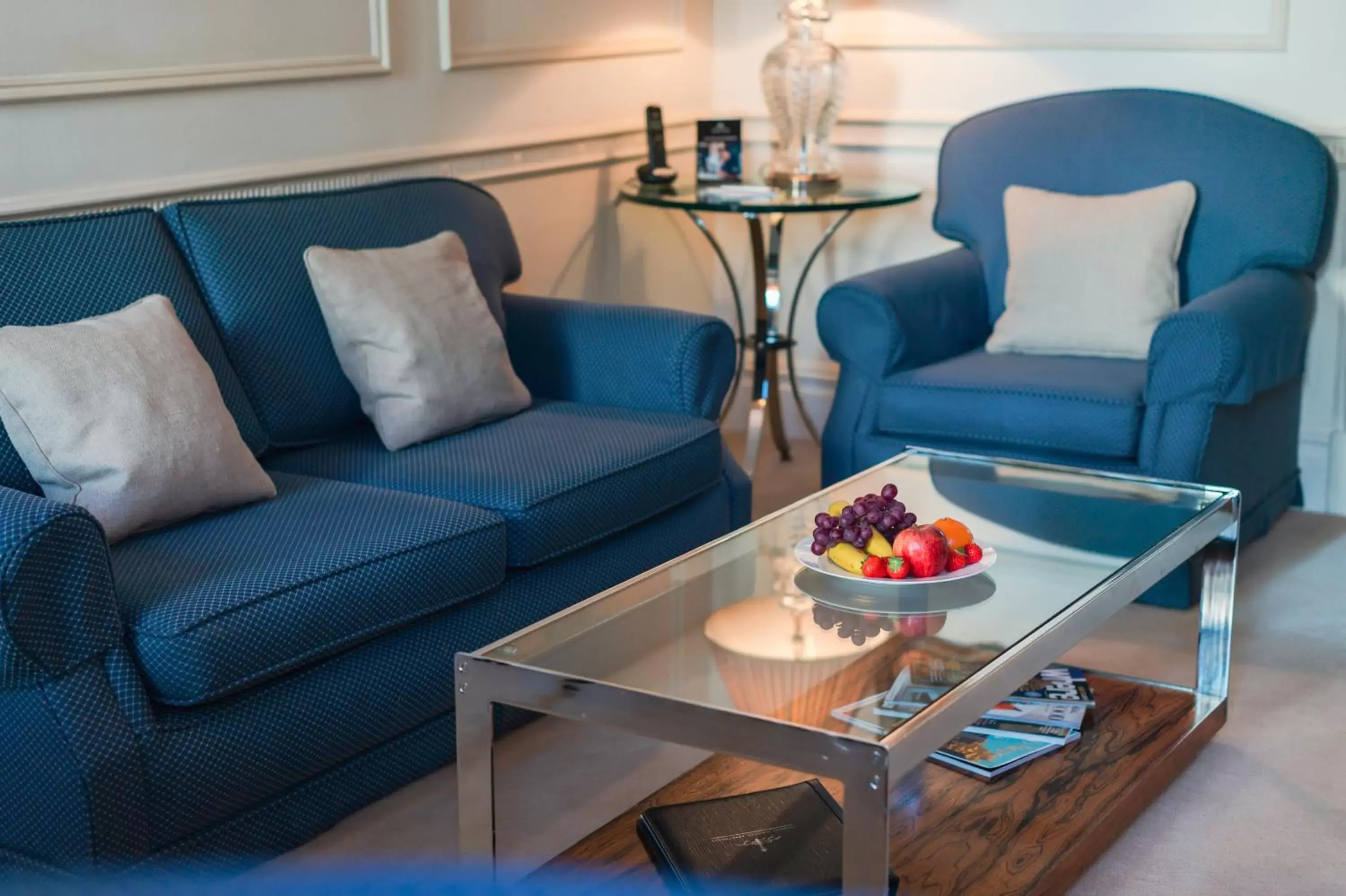 Living room in 44 Curzon Street by Mansley Living room in 44 Curzon Street by Mansley