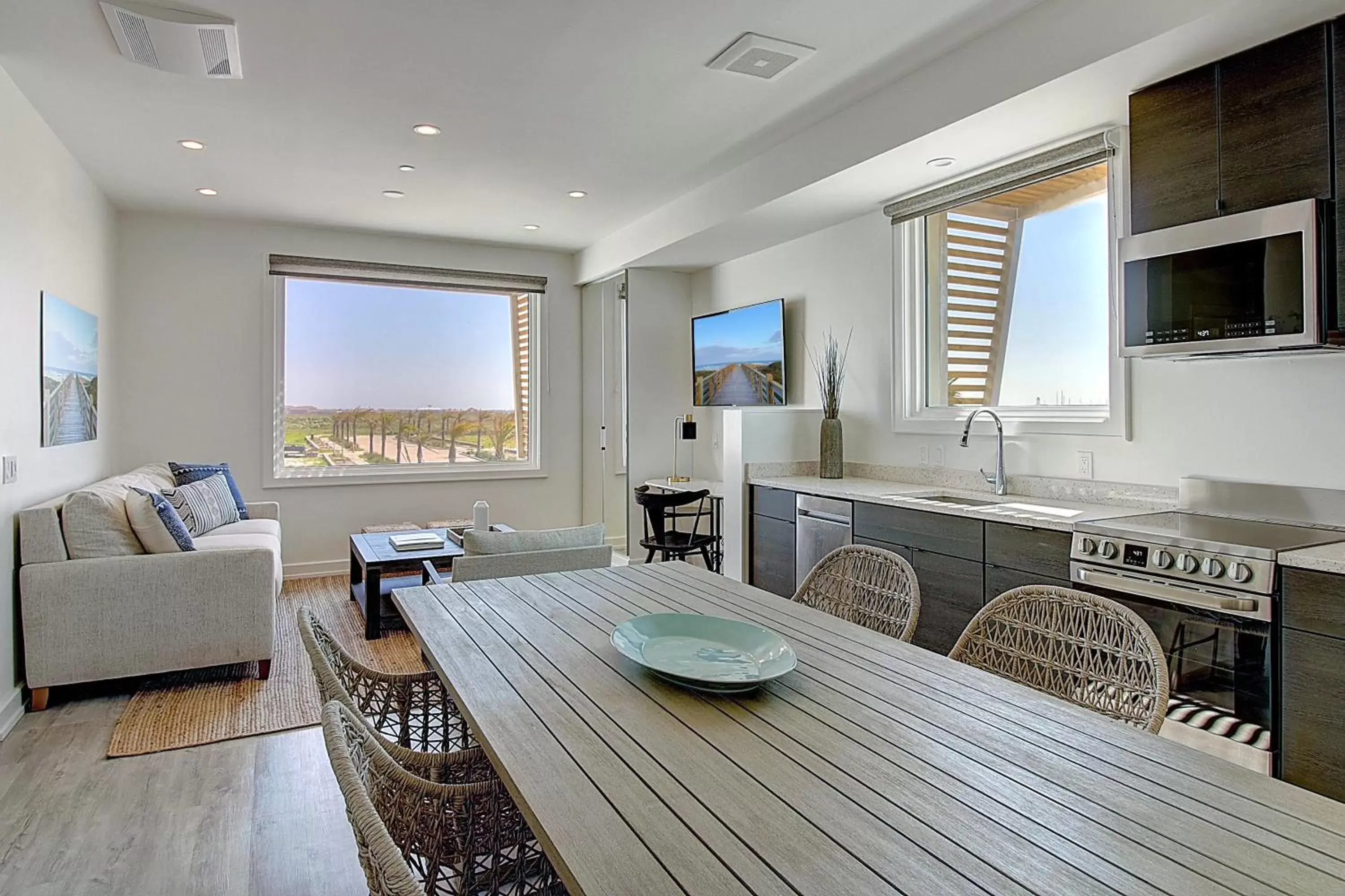 Living room, Dining Area in Lively Beach