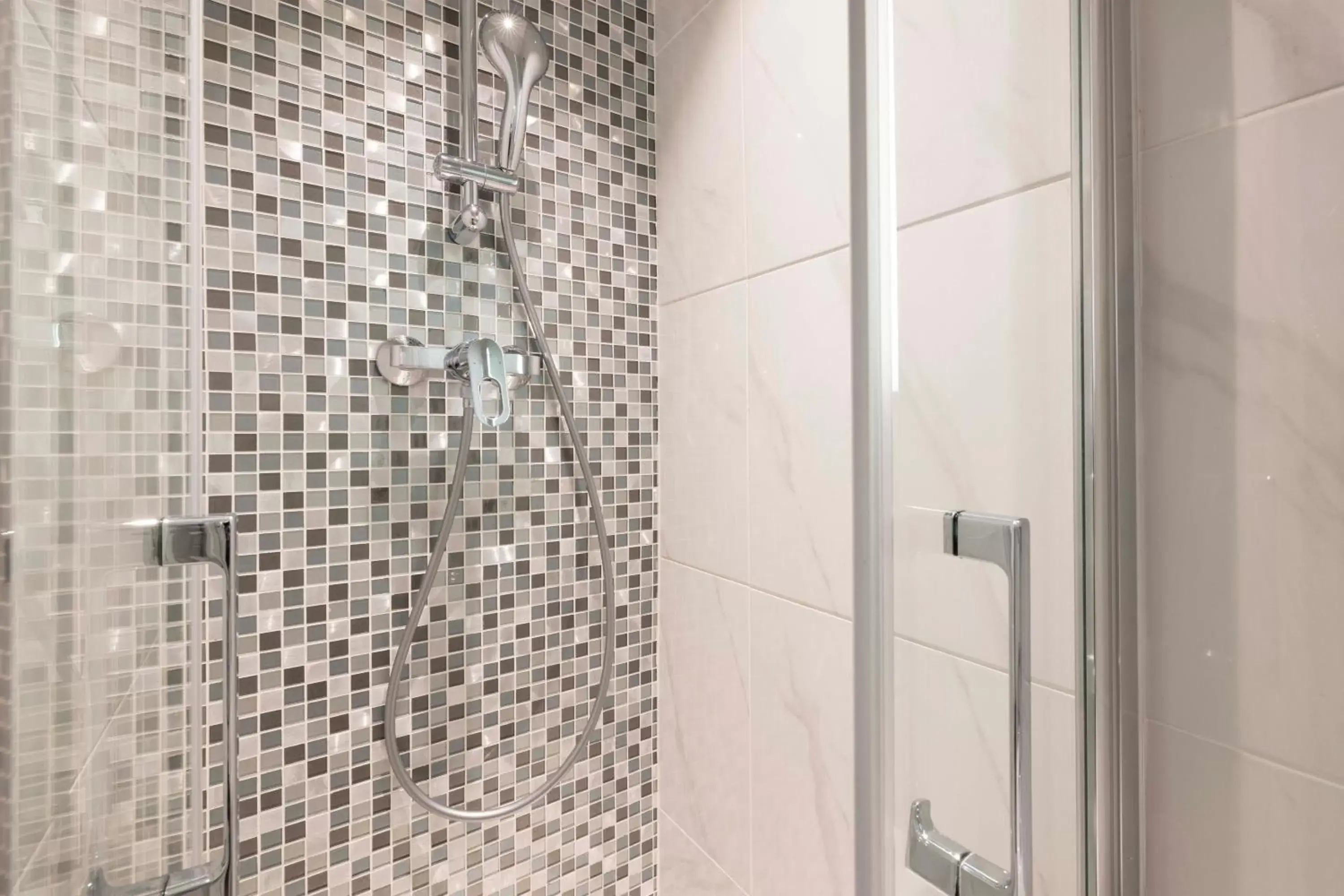 Shower, Bathroom in Hotel de l'Aqueduc