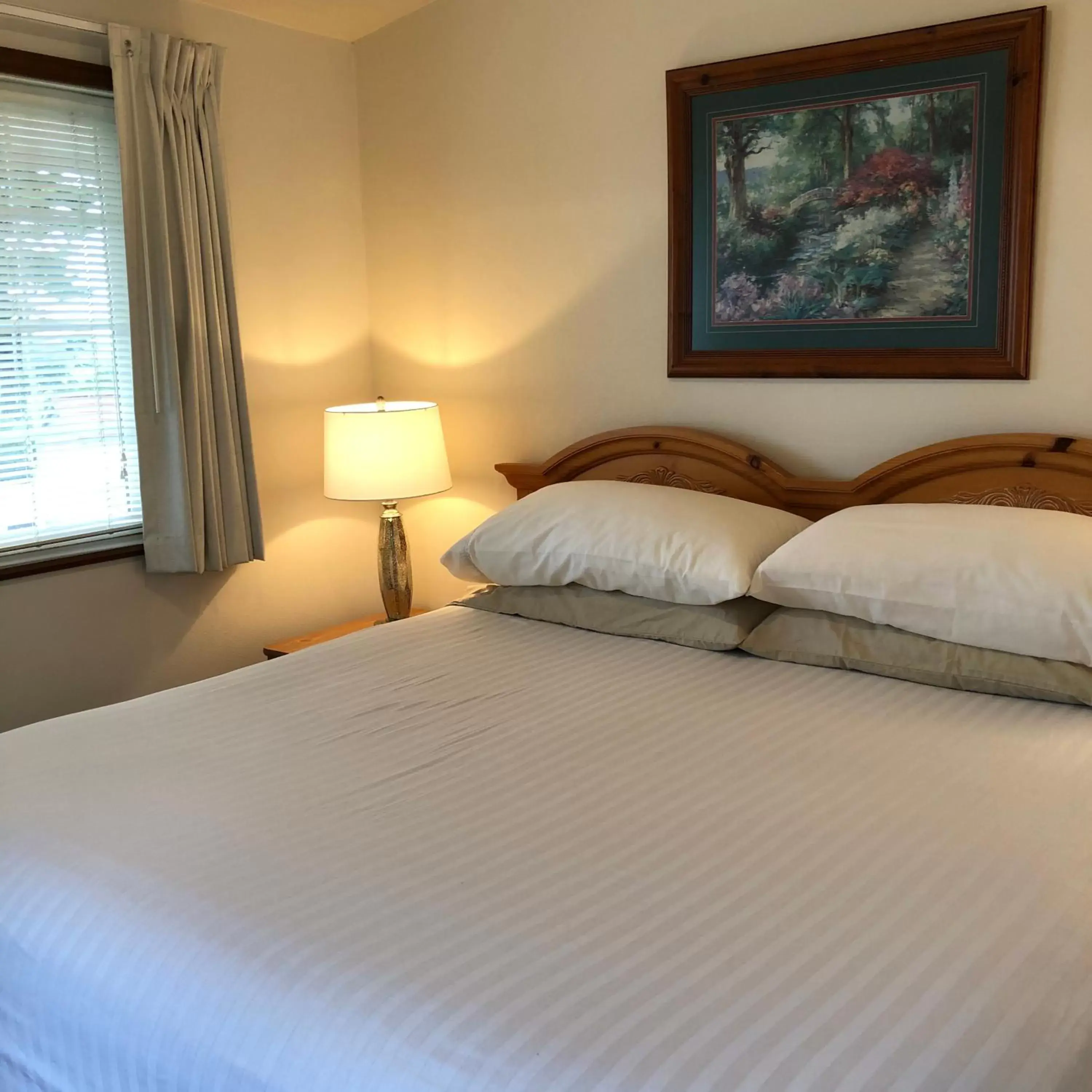 Bedroom, Bed in The Landmark Inn