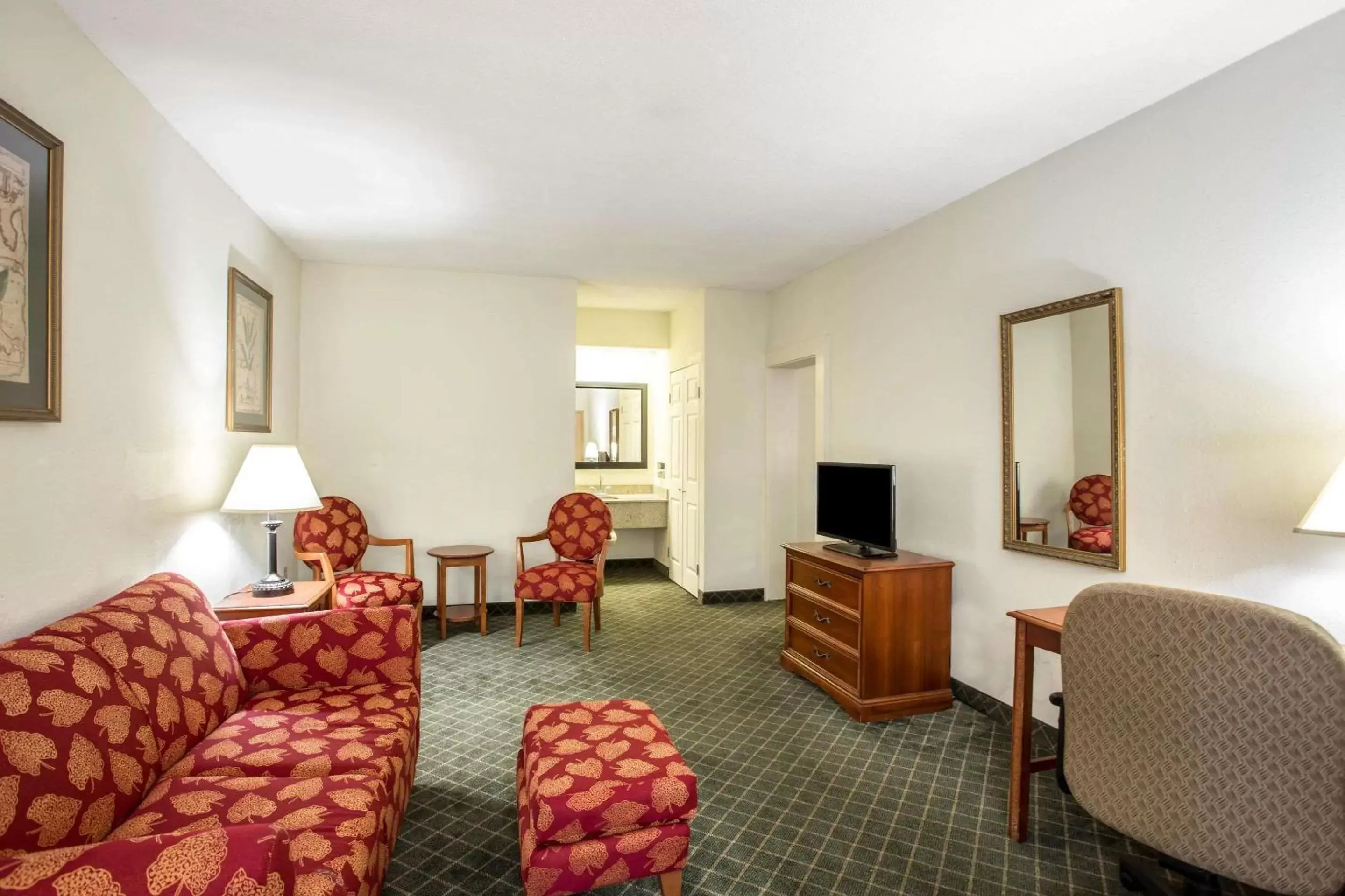 Photo of the whole room, Seating Area in Clarion Inn & Suites Aiken