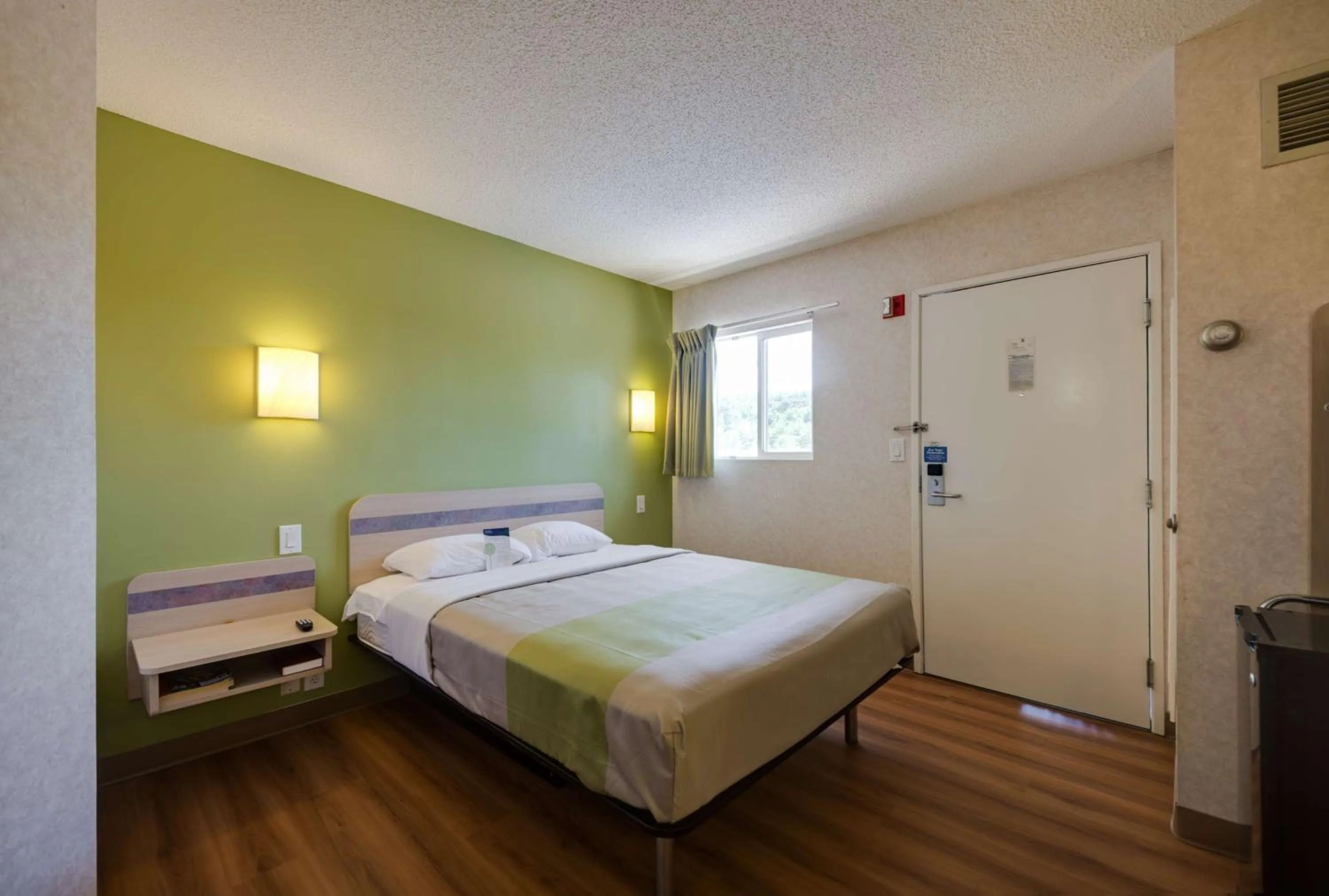 Photo of the whole room, Bed in Motel 6-Statesville, NC