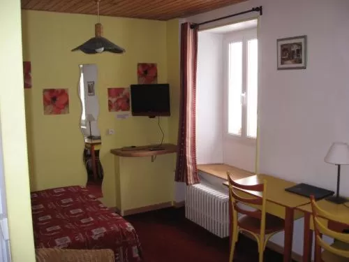 Photo of the whole room, TV/Entertainment Center in Hôtel du Centre