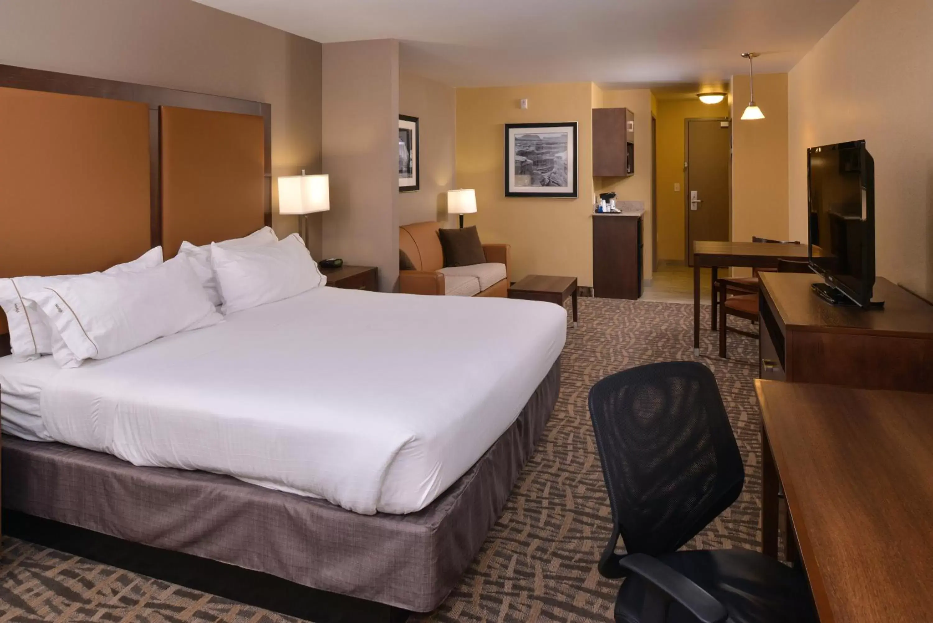 Photo of the whole room, Bed in Holiday Inn Express Hotels Page, an IHG Hotel