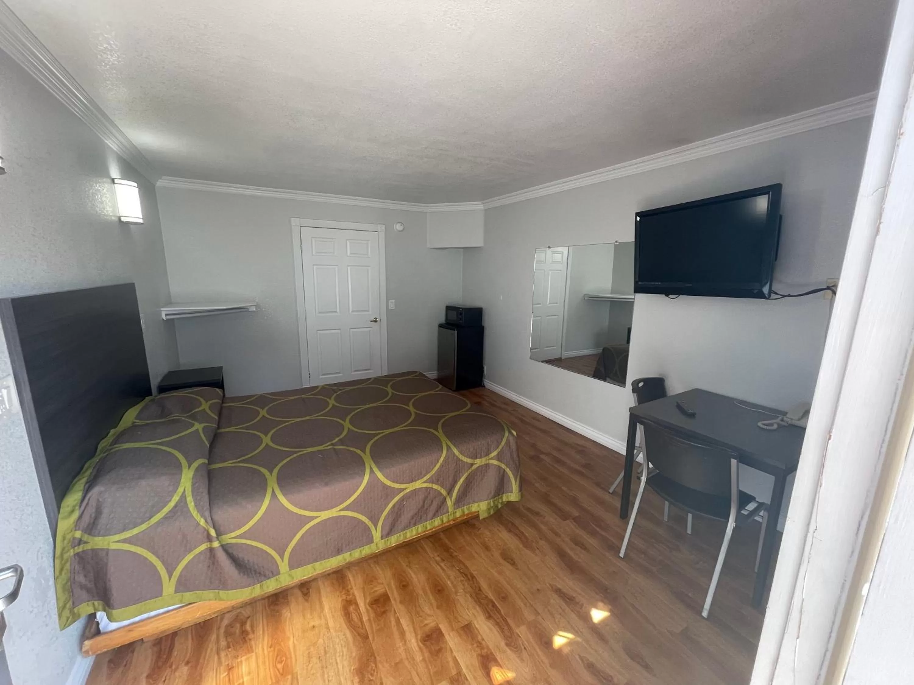 Photo of the whole room, Bed in Seaway Motel