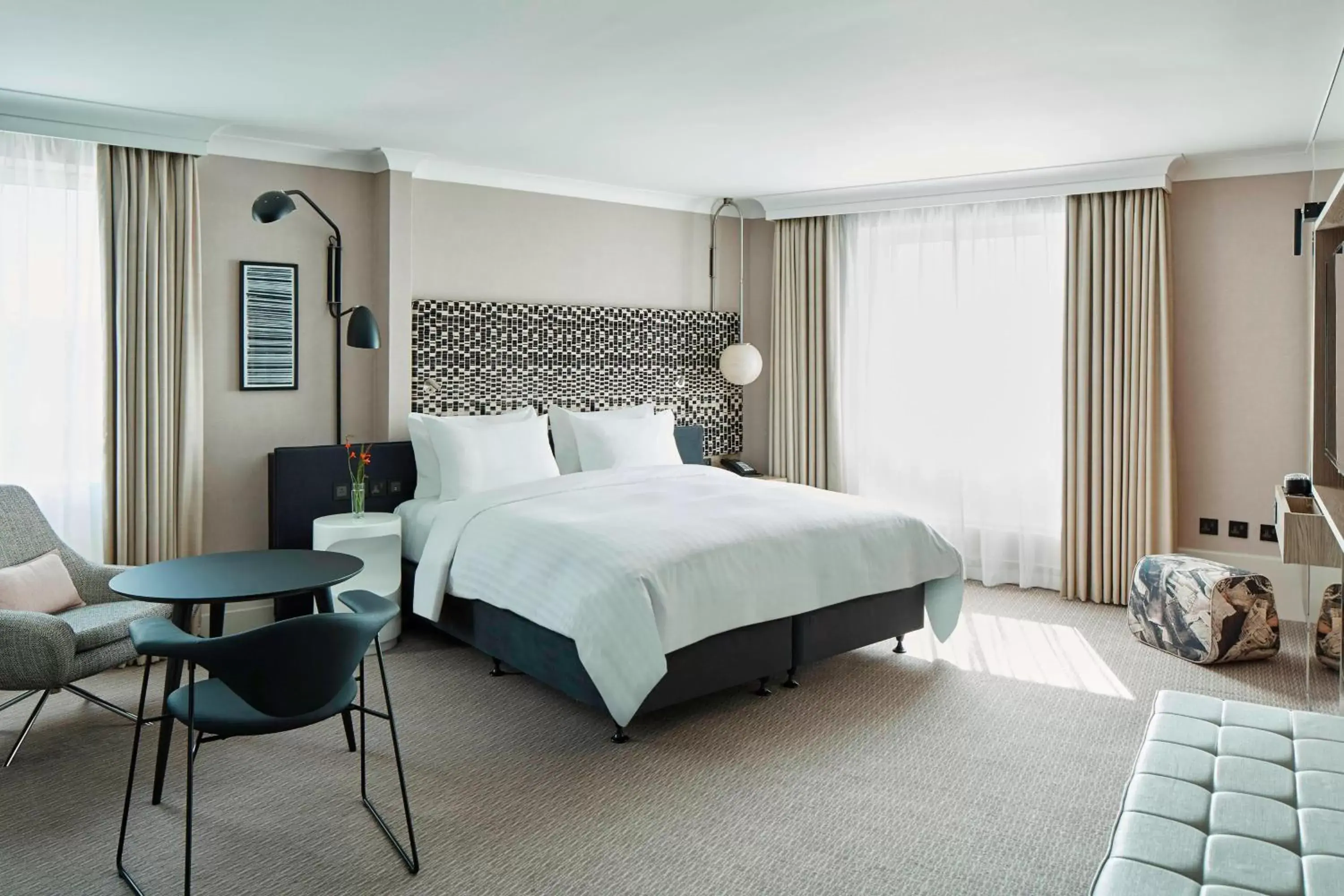 Bedroom, Bed in London Marriott Hotel Maida Vale