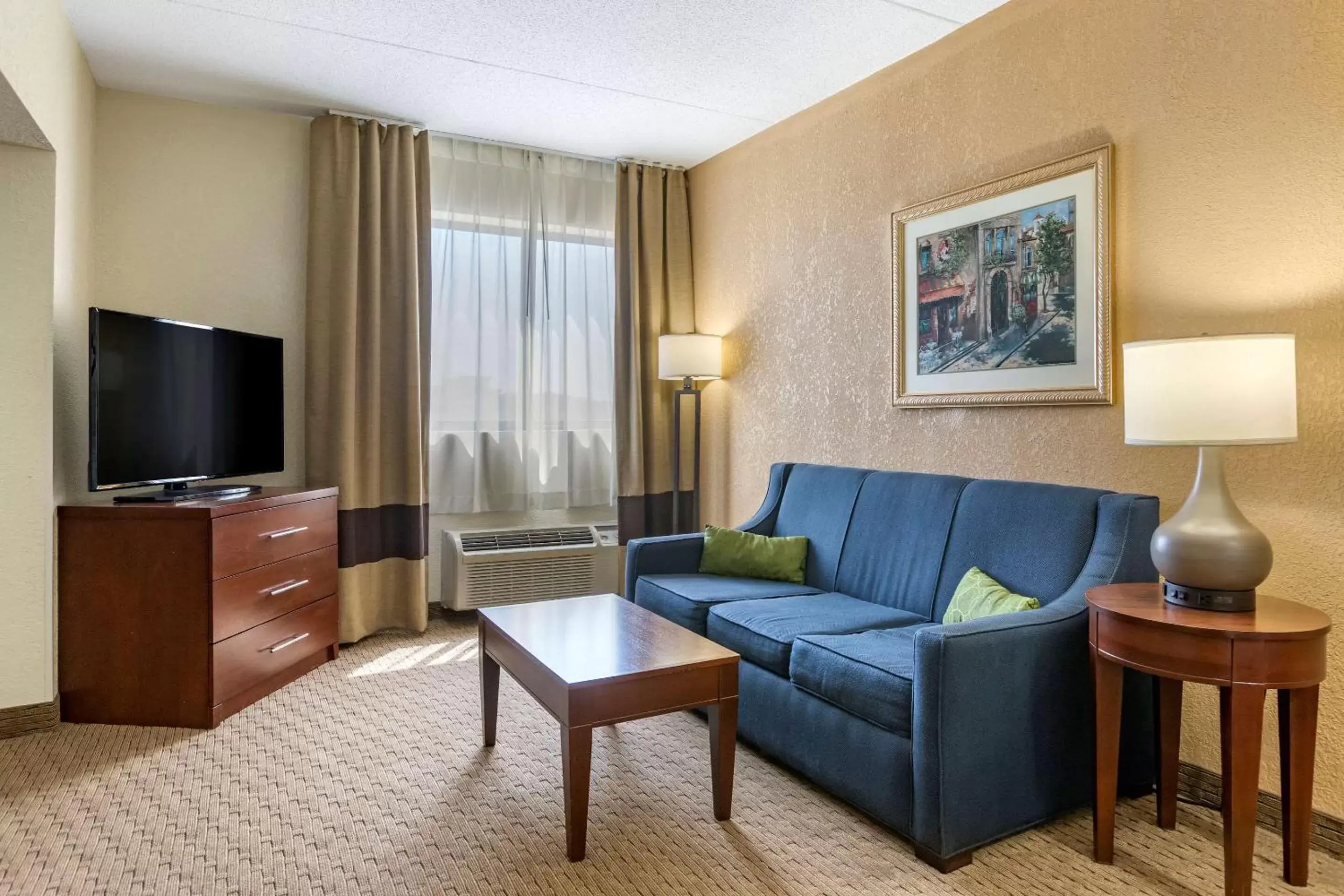 Photo of the whole room, Seating Area in Comfort Inn Warren