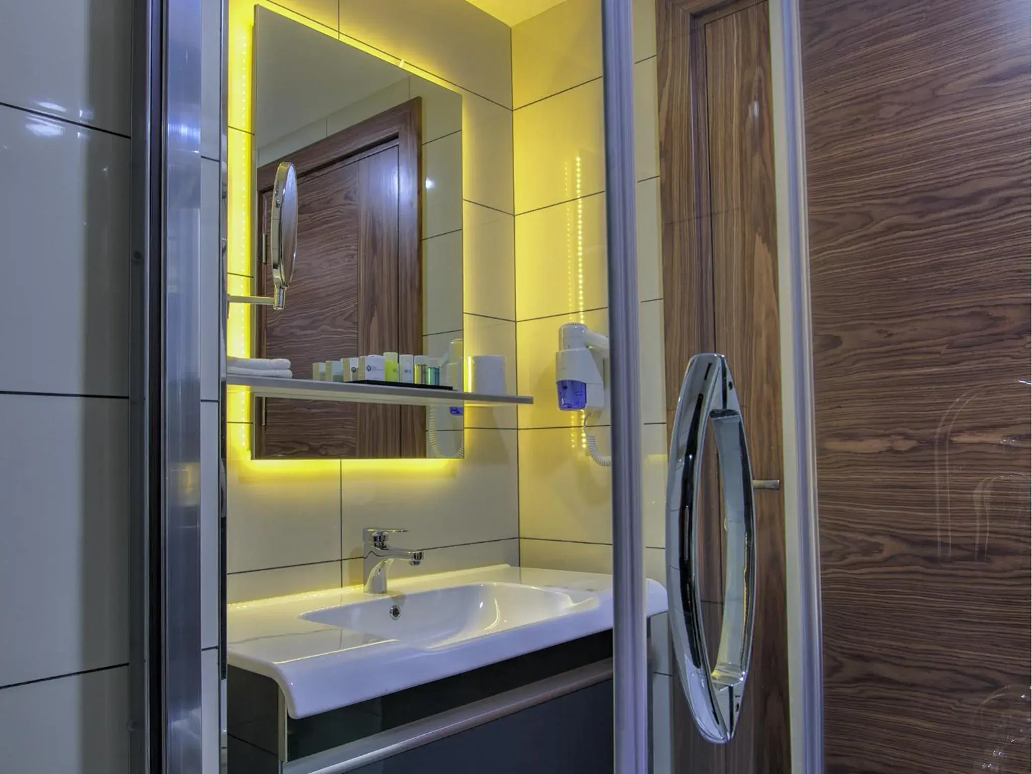 Shower, Bathroom in Fesa Business Hotel