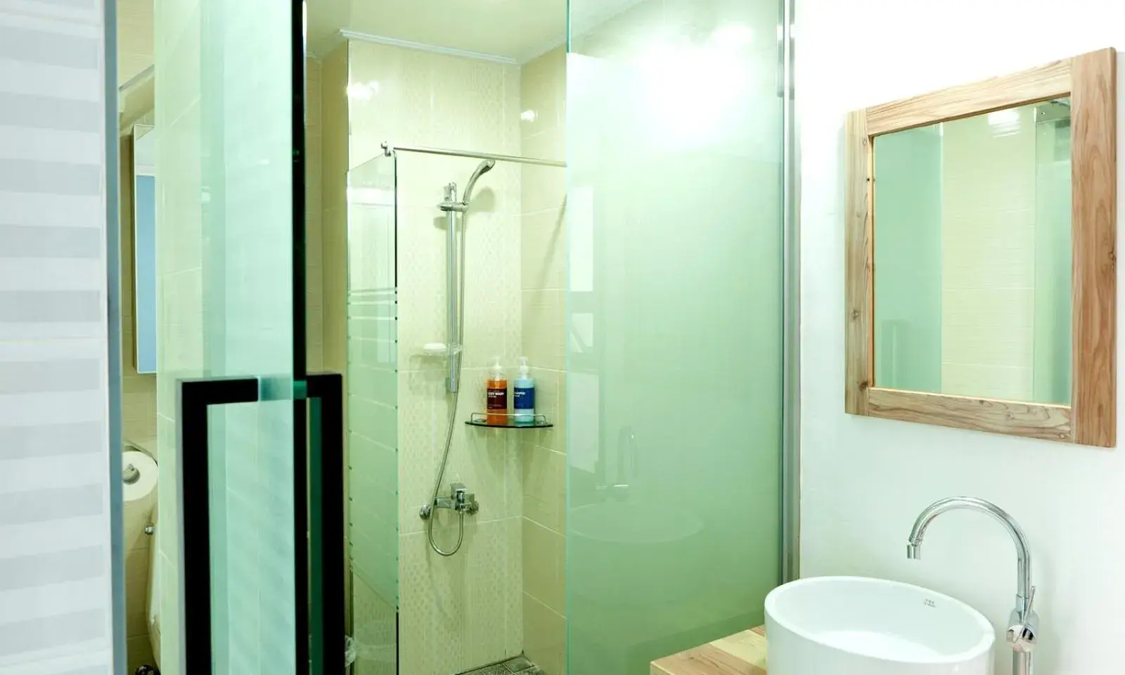 Shower, Bathroom in Oceantree House