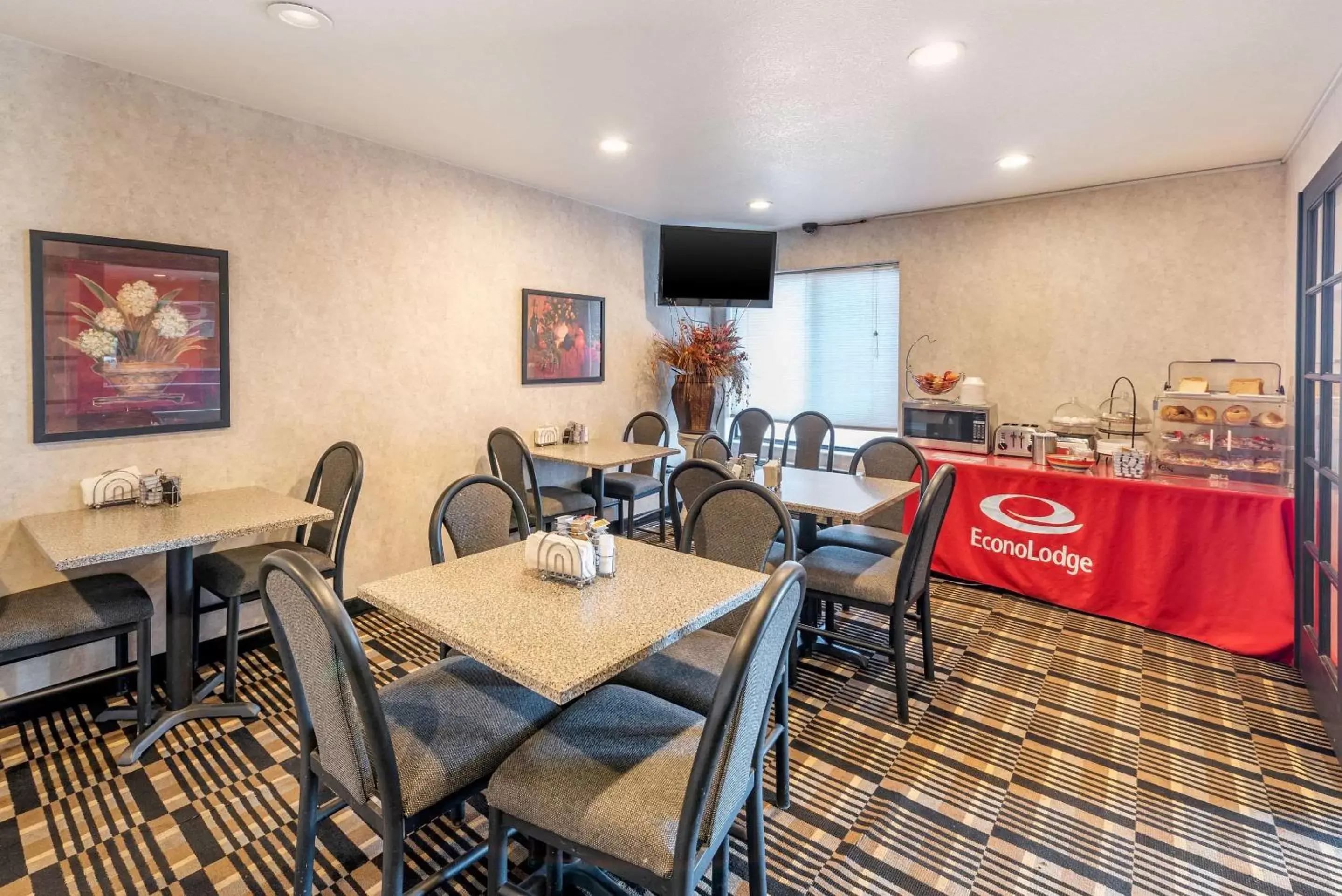 Restaurant/Places to Eat in Econo Lodge Pueblo