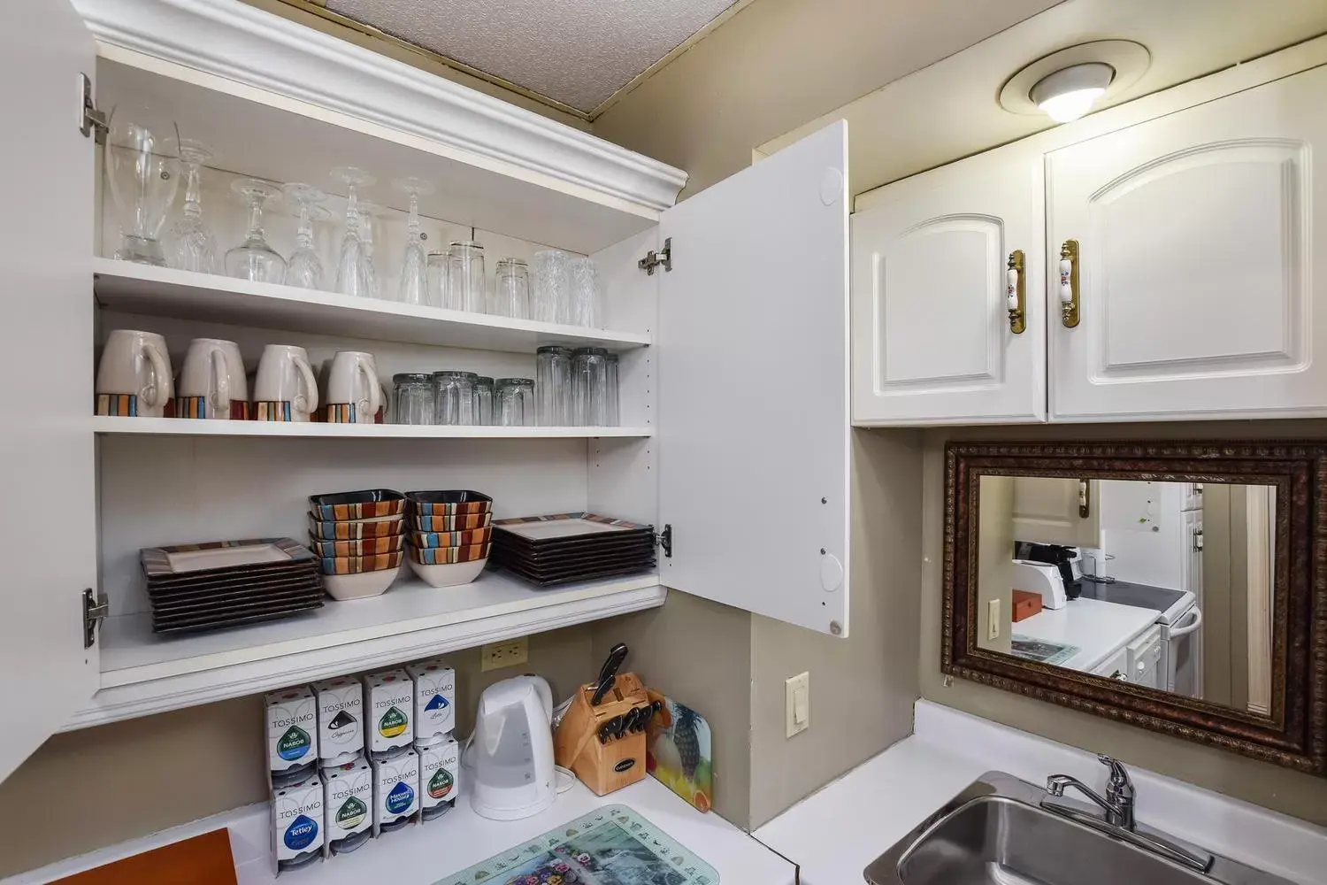Kitchen/Kitchenette in The Noble Waterfront Apartment Suites