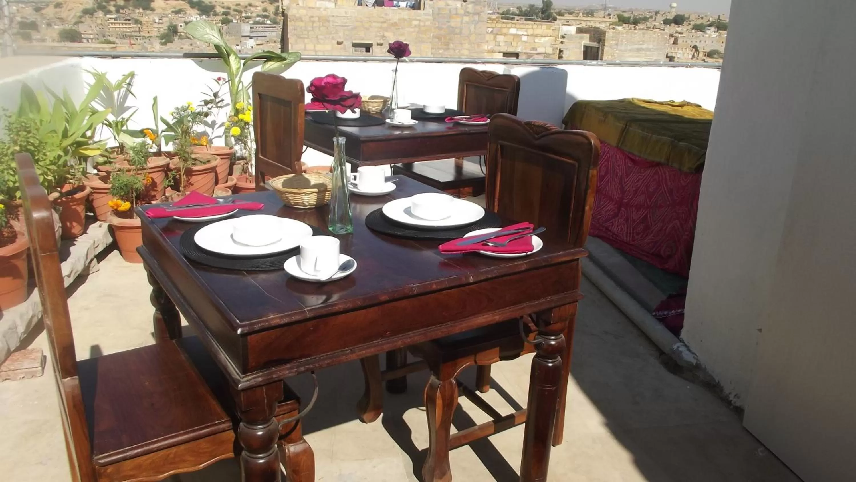 Restaurant/places to eat in Hotel Shahi Garh