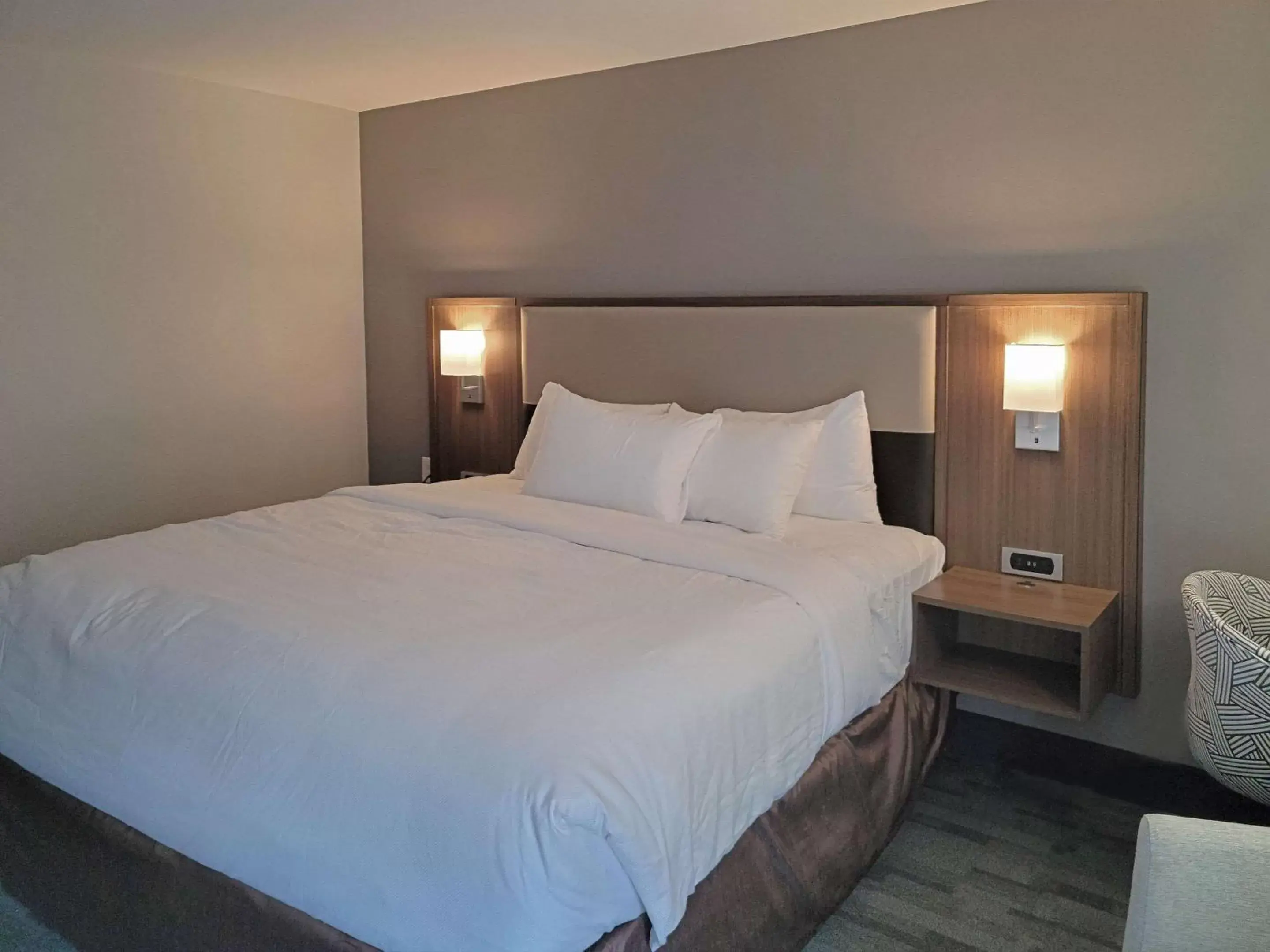 Bed in Comfort Inn & Suites Wyomissing - Reading